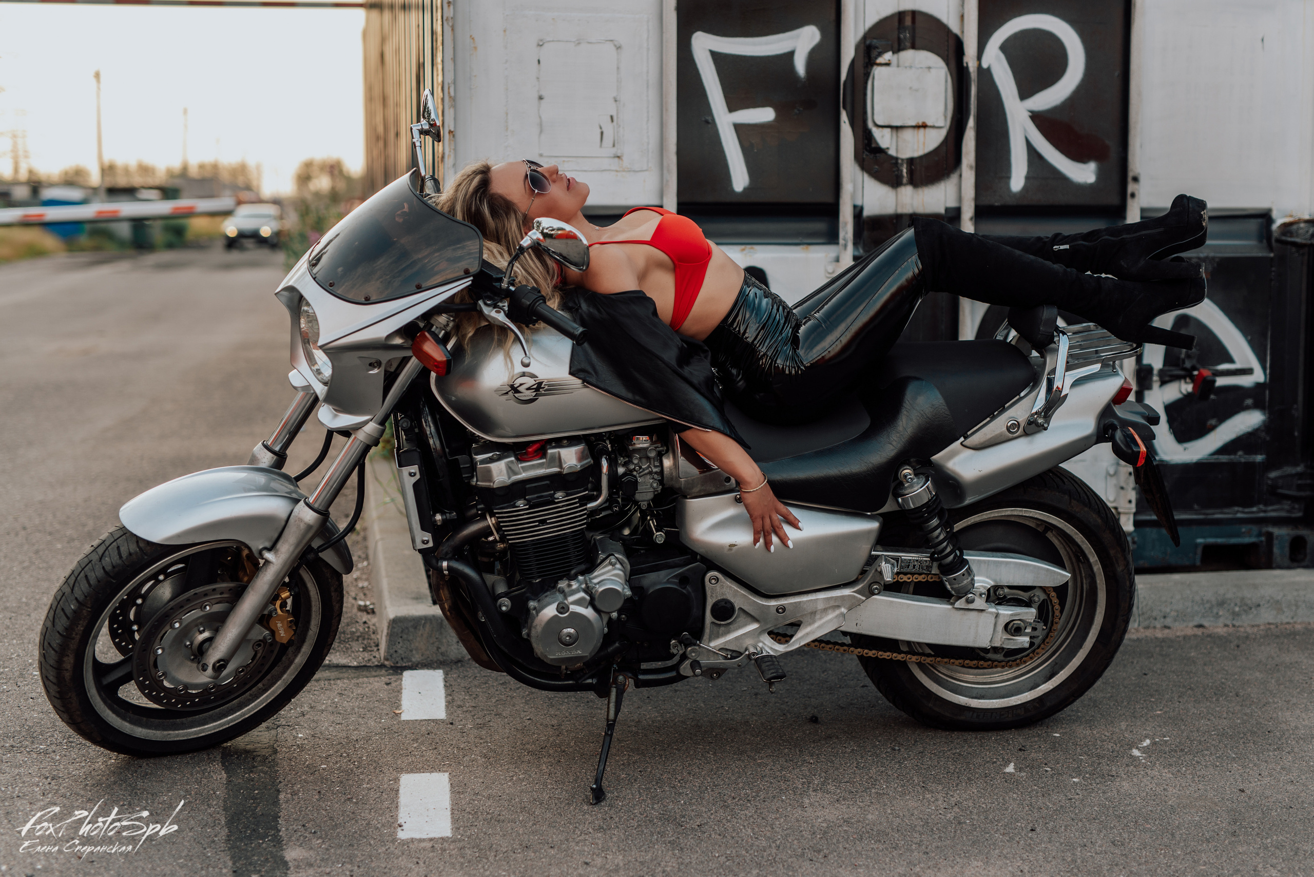 Ольга и HONDA X4. Фотограф в Санкт-Петербурге и Ленинградской области