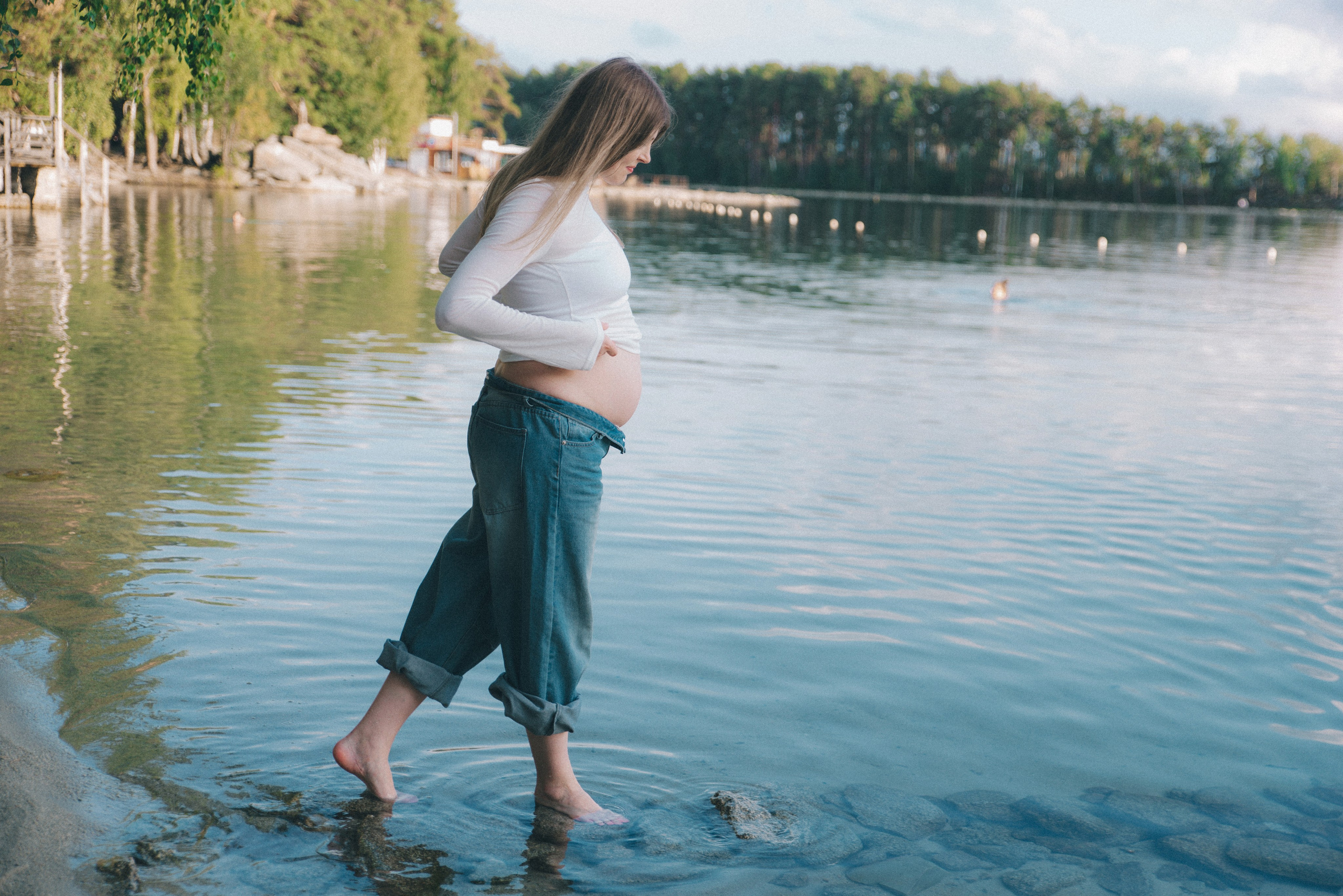 девушка идет по воде