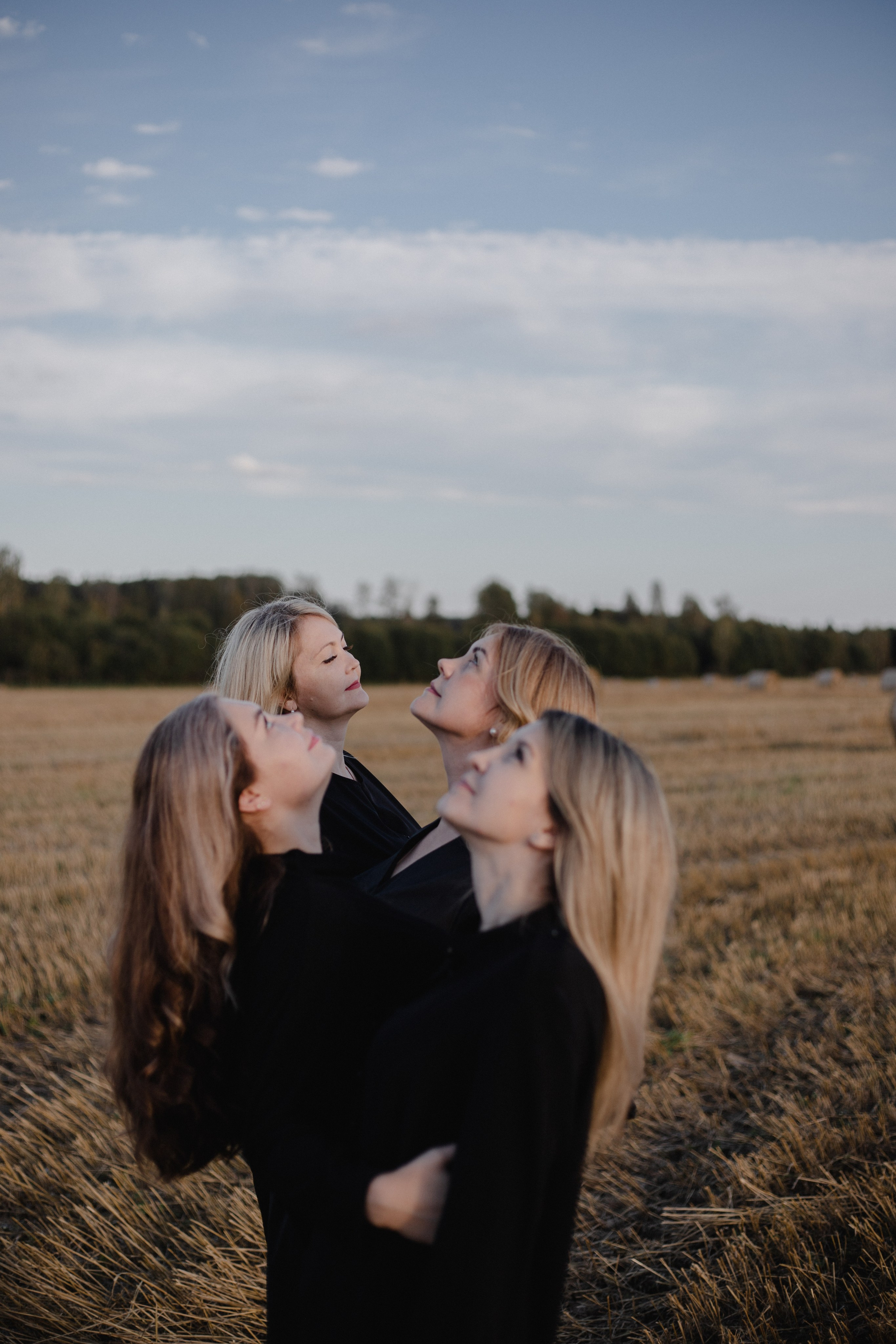 Однажды сестры в поле :)