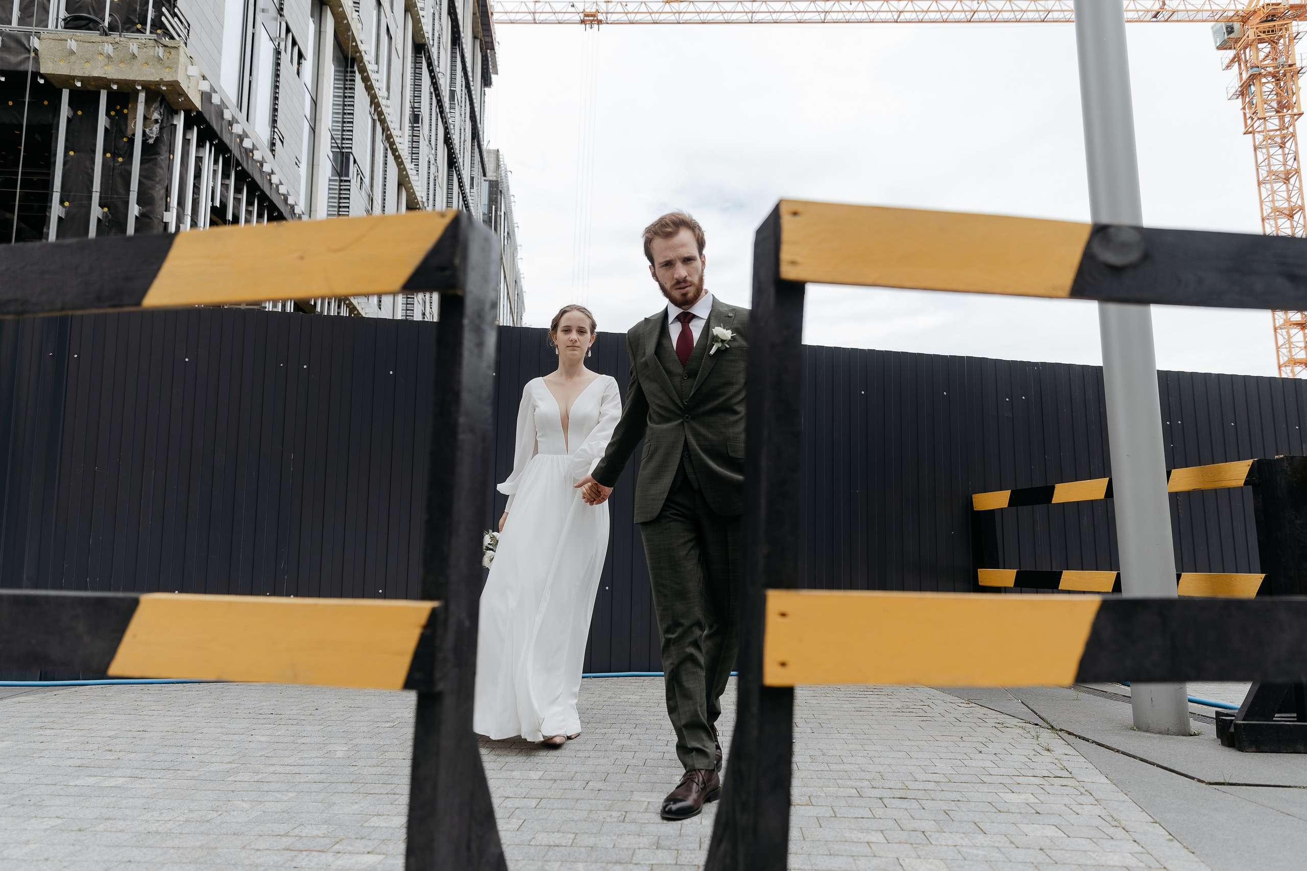 Любовь — противовес этому ужасу, любовь — акт единения и сохранения. Свадебный фотограф в Санкт-Петербурге