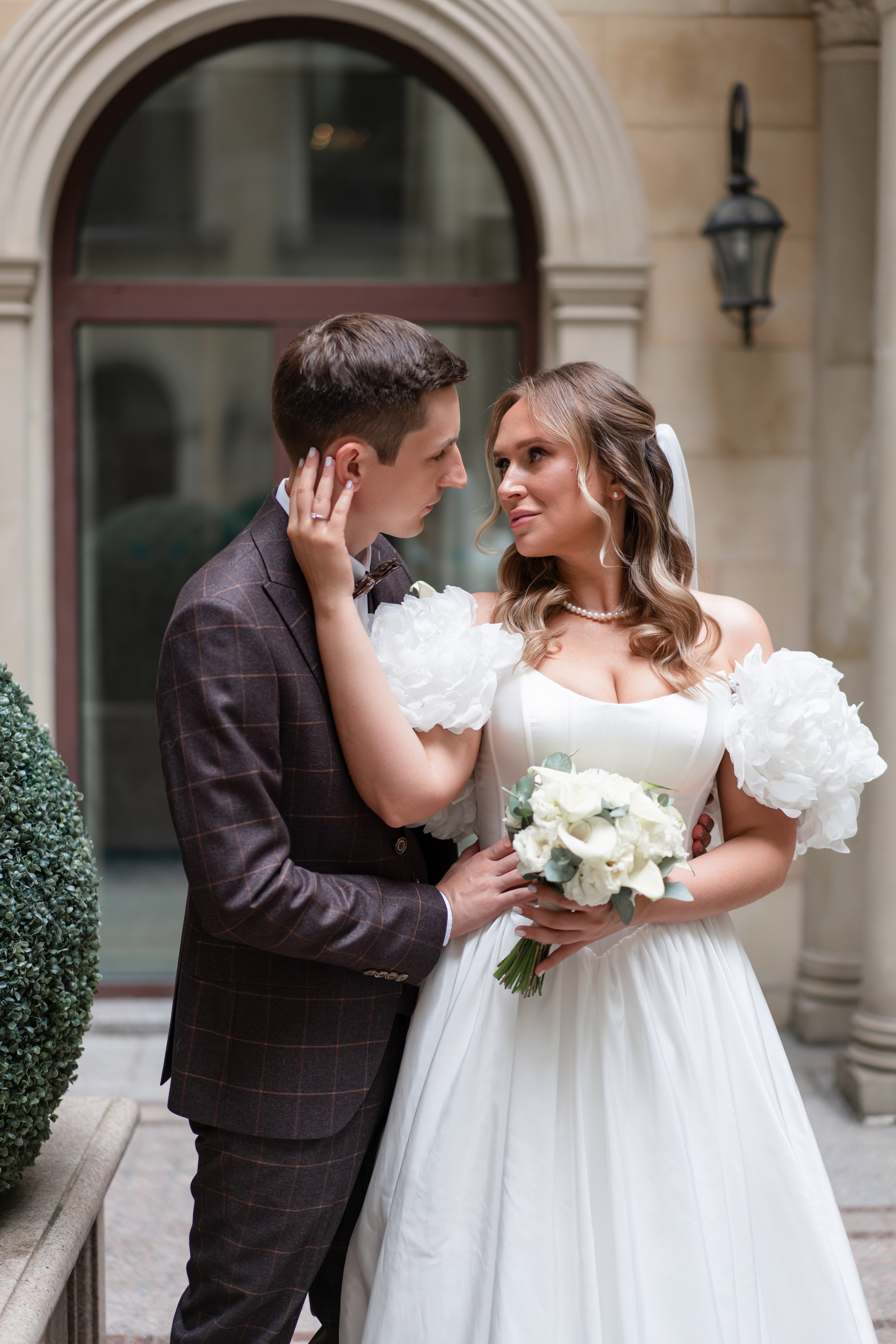 Свадебная фотосессия в отеле The St. Regis Moscow Nikolskaya. Свадебный фотограф Вера Климова