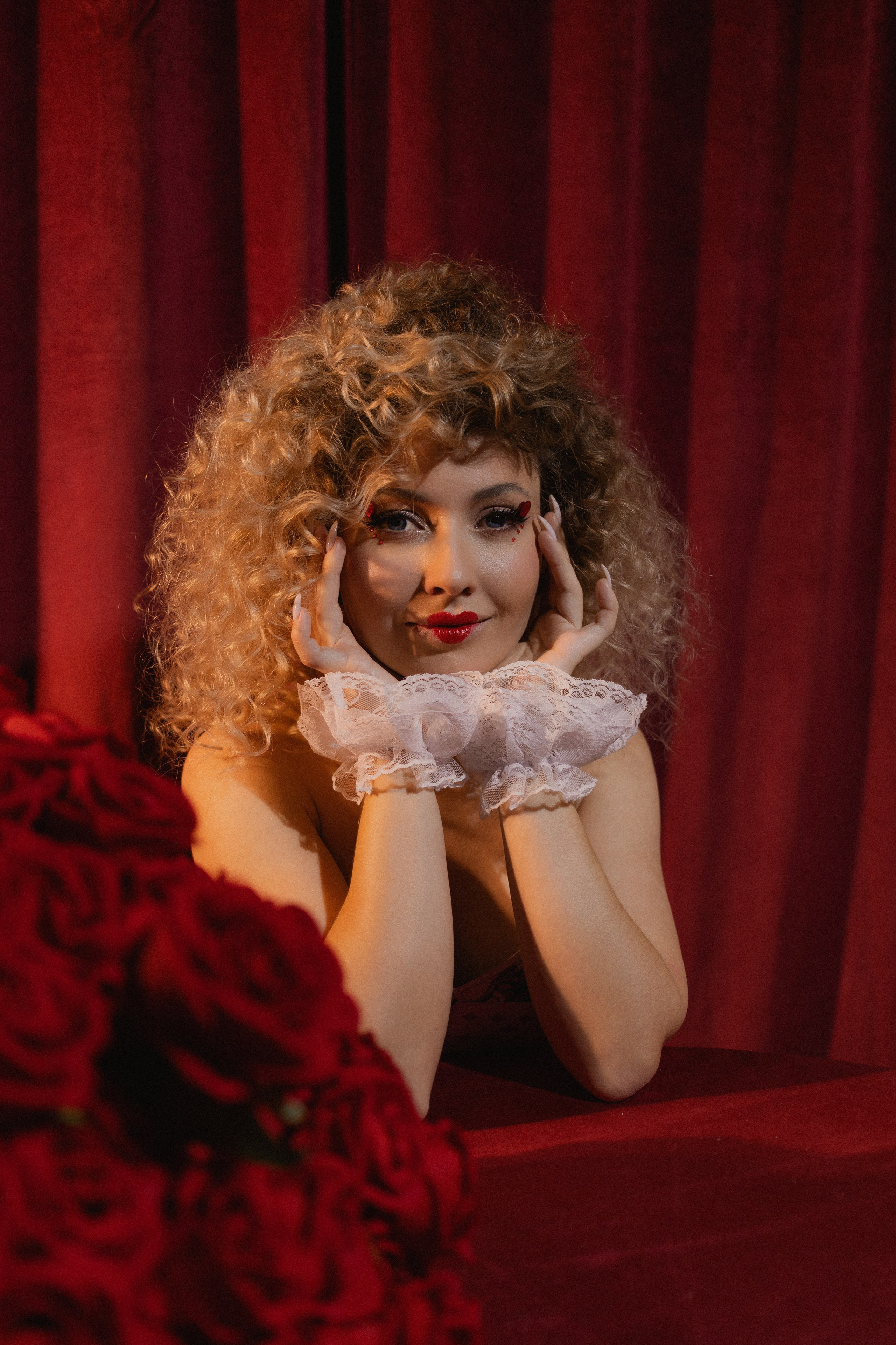 Красная королева из алисы в стране чудес карты красные розы. Фотограф Евпатория Крым