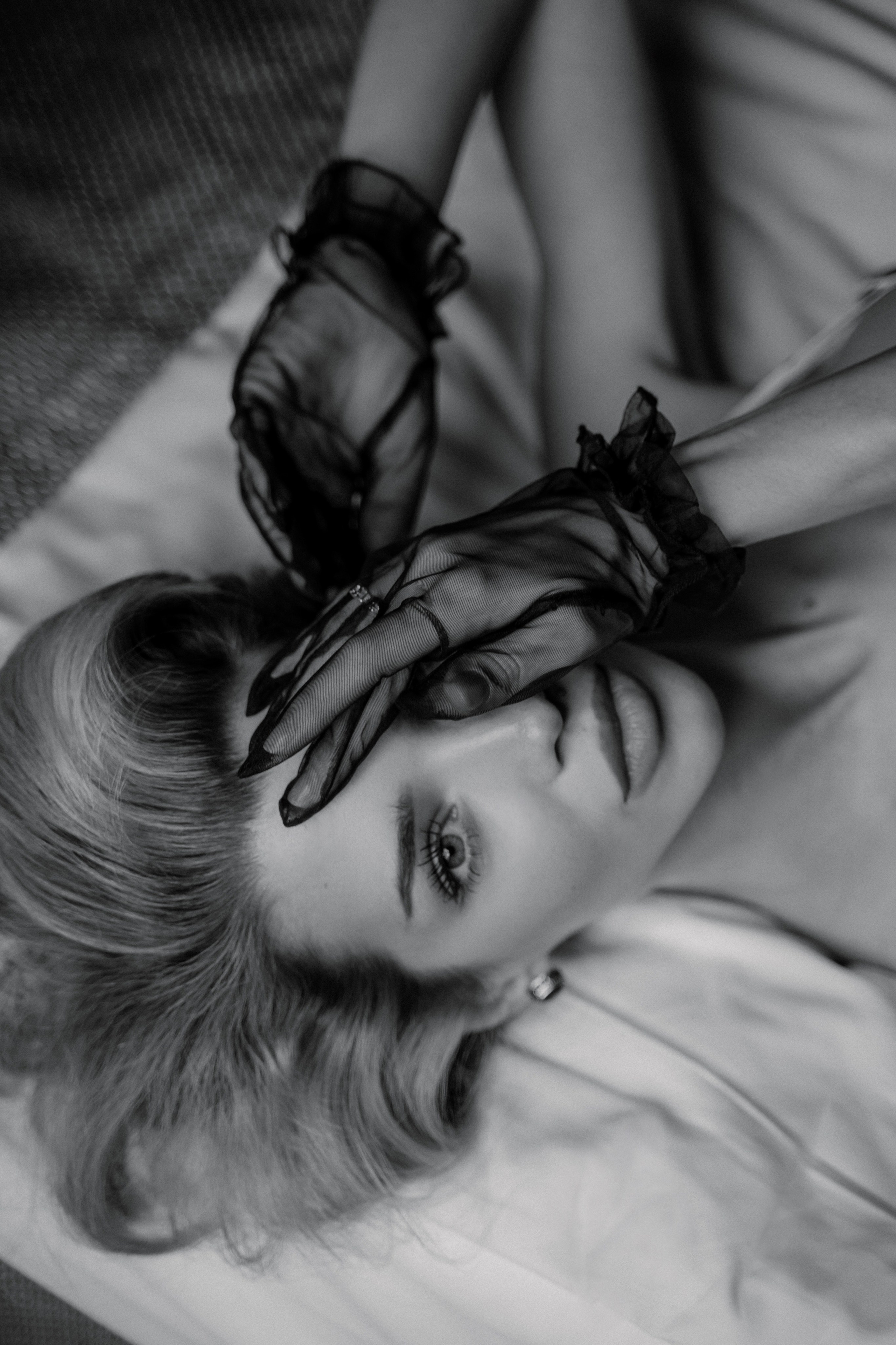 Будуарная история в отеле. Портретный фотограф в Москве