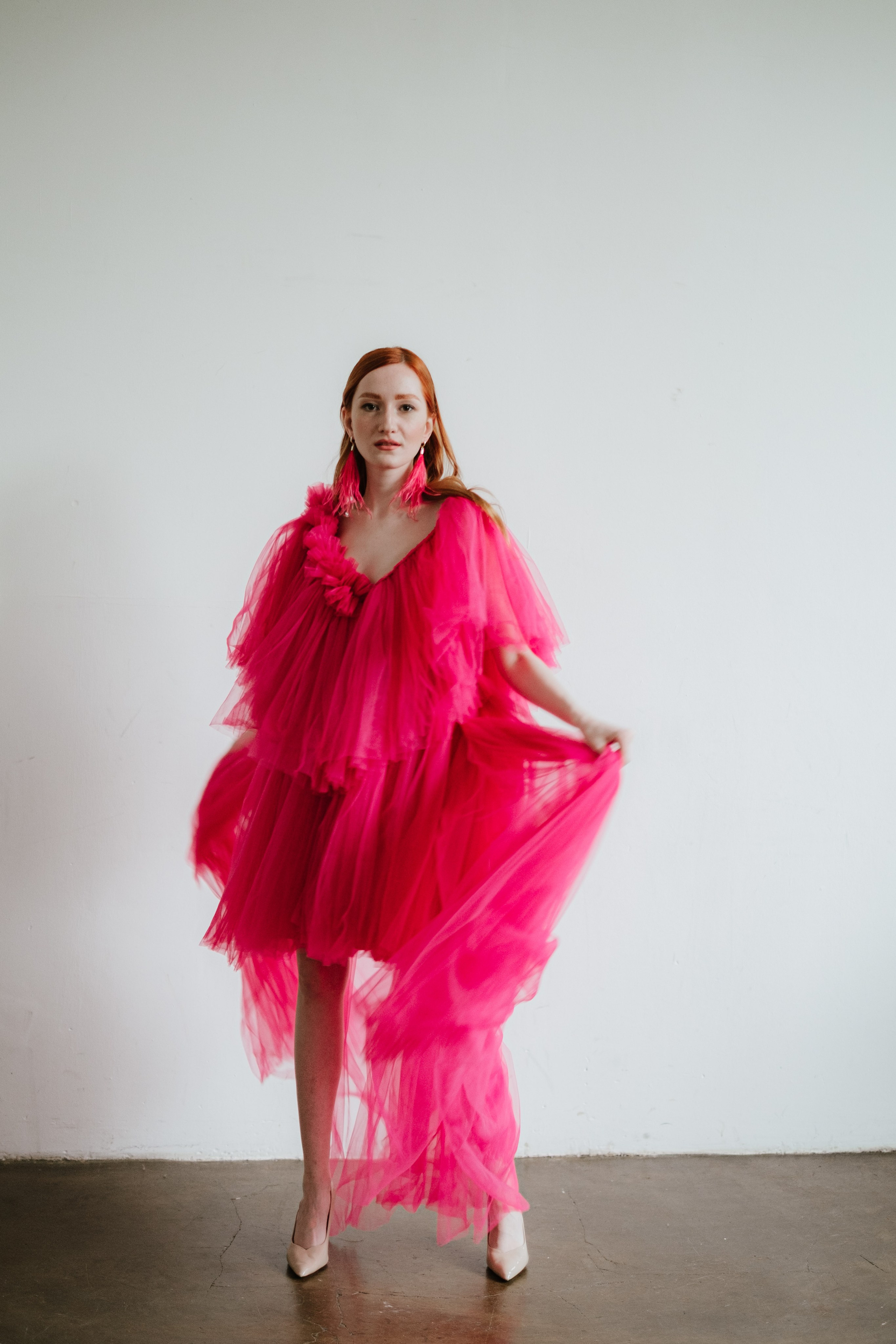Студийная фотосессия в Москве, с красивым платьем цвета фуксии