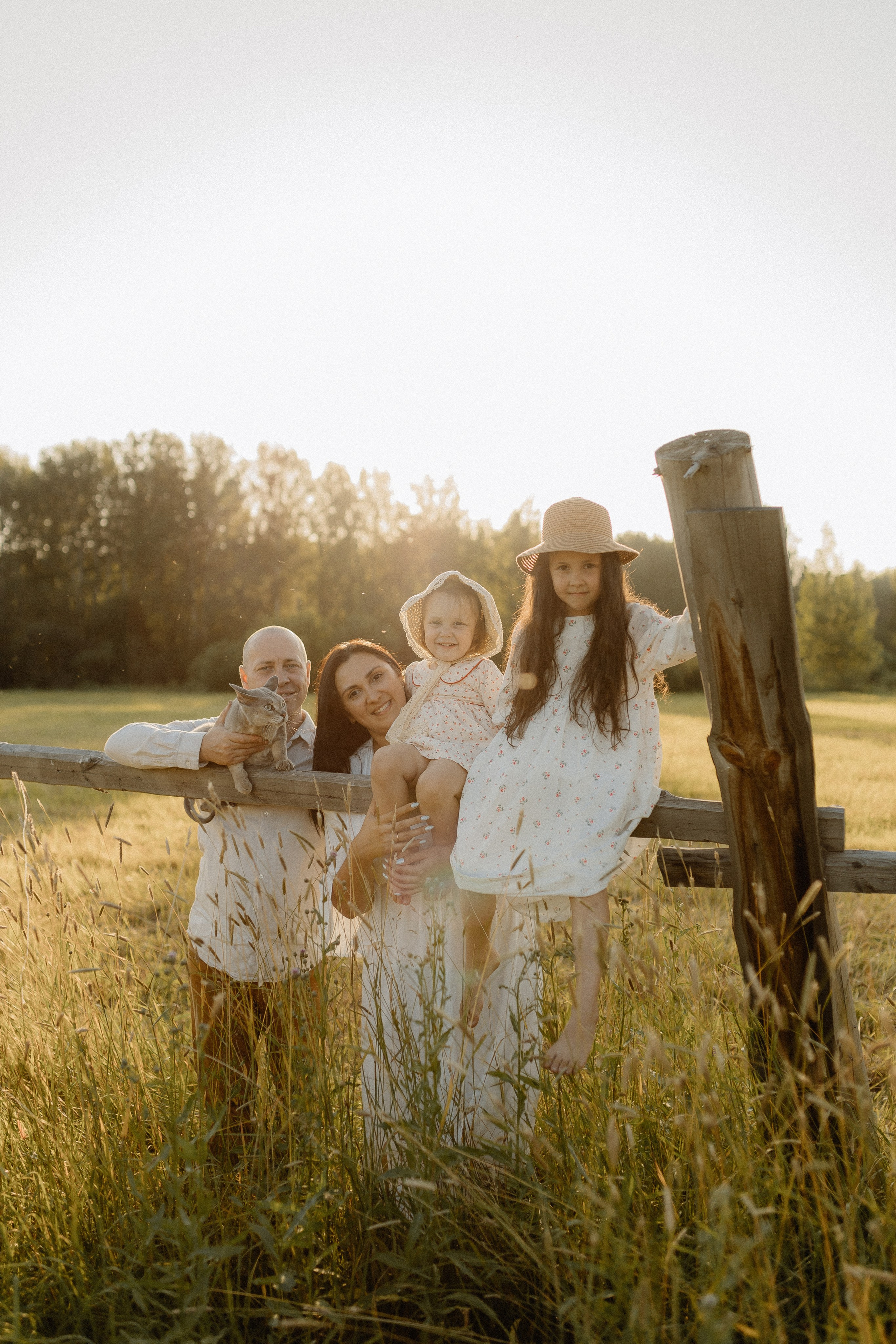 Семейная фотосессия с усатым любимцем. Главная