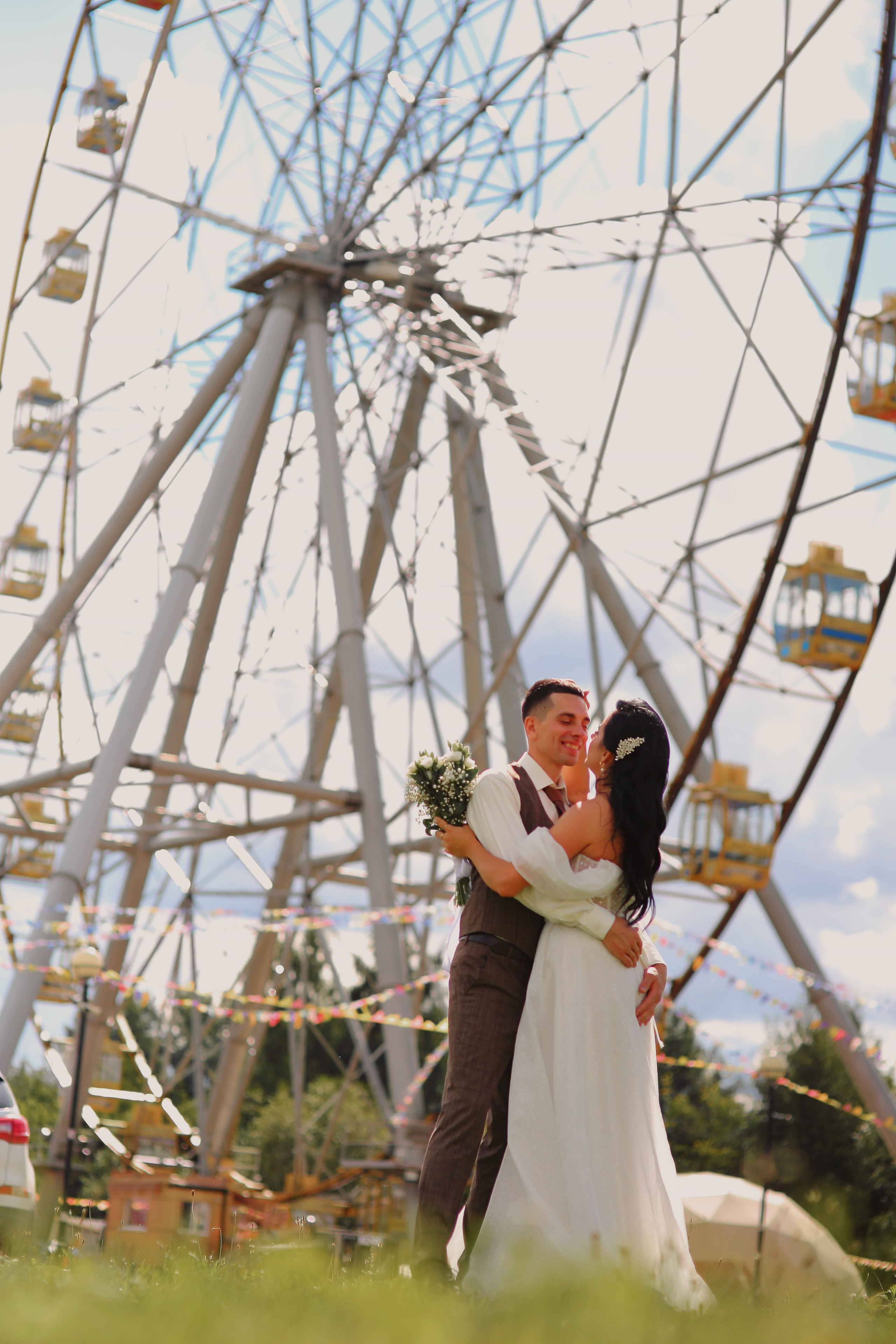 Съемка пары Марии и Ильи, гуляющих по городу. Свадебный и репортажный фотограф в Ярославле и Санкт-Петербурге Роман Микрюков