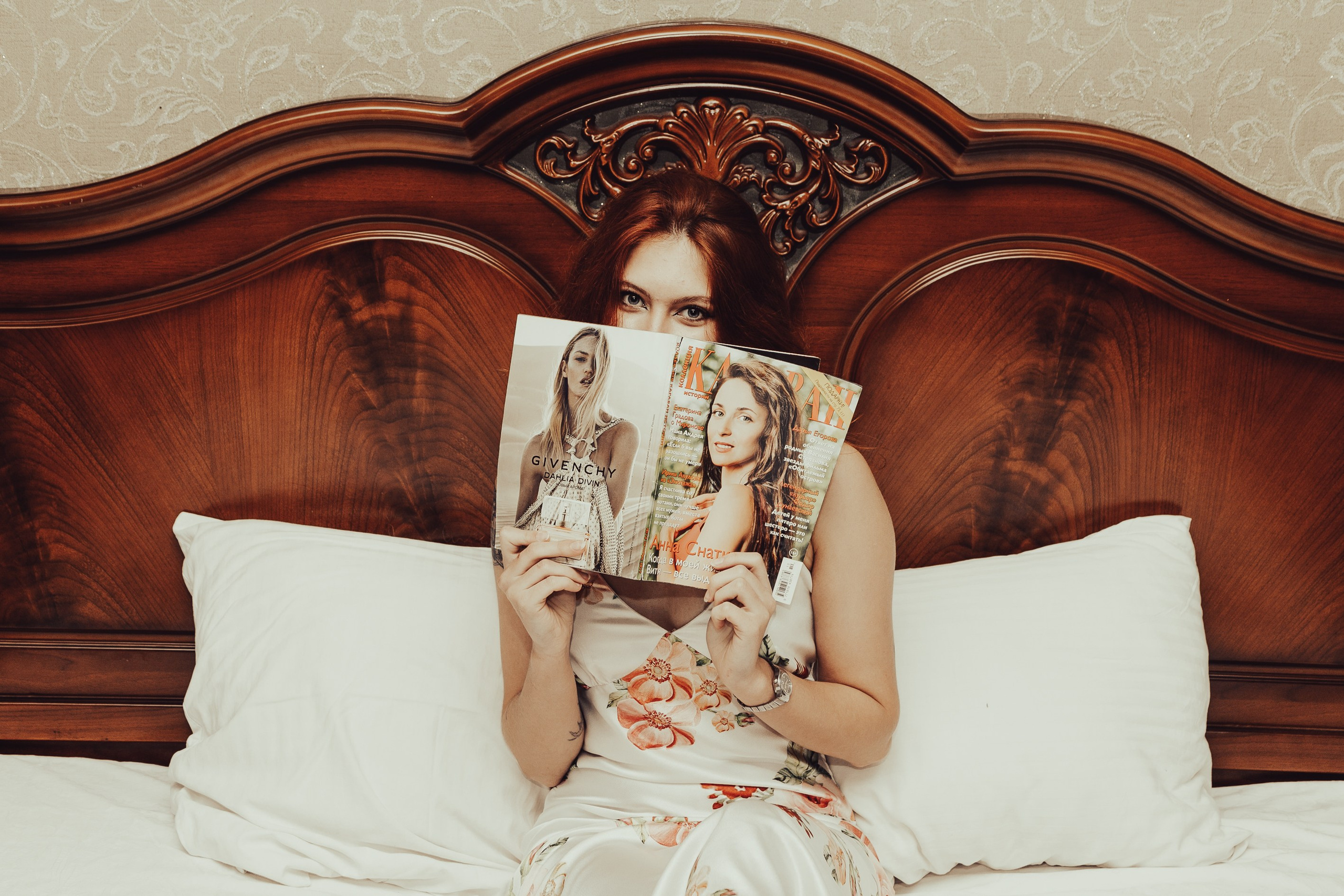 Фотосессия в отеле красивая рыжая девушка