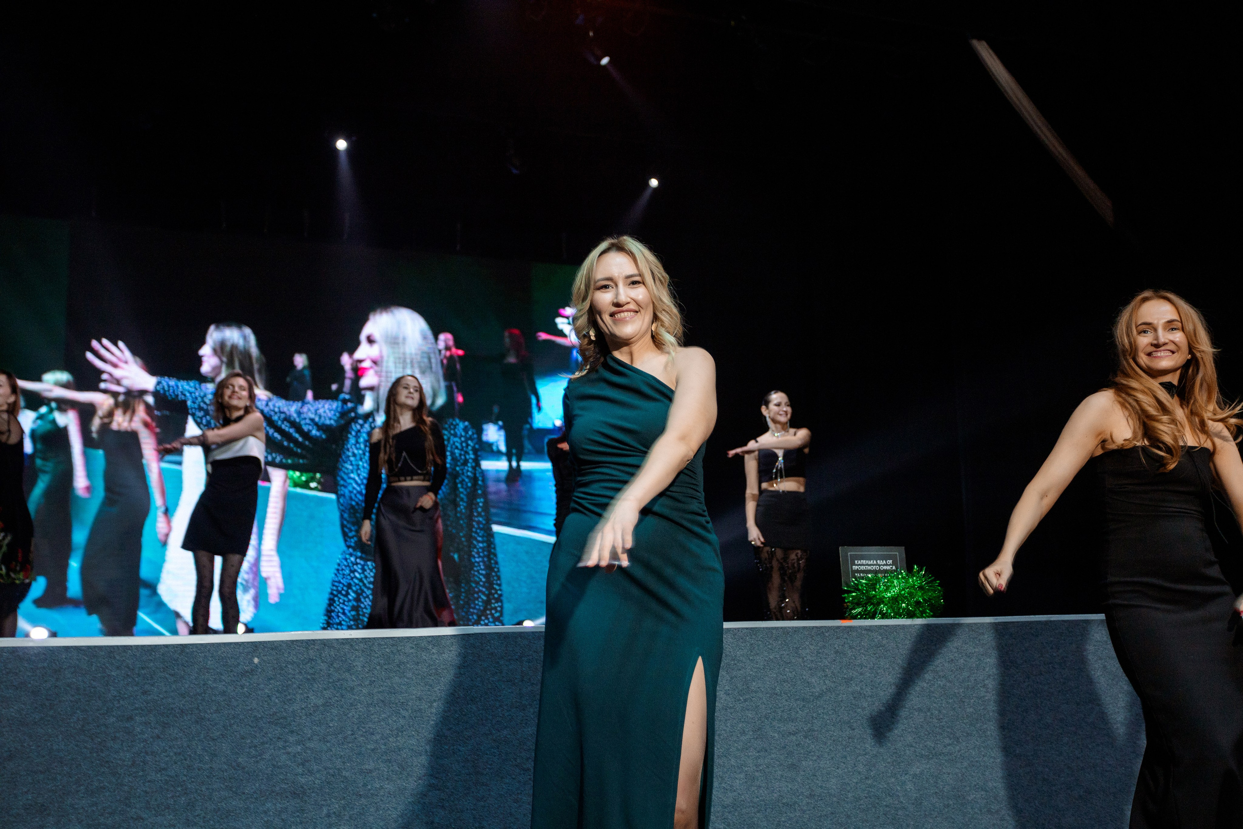 РЕПОРТАЖ: НОВЫЙ ГОД В ДК МЕТАЛЛУРГ. Профессиональный фотограф в Ижевске Леша Петров