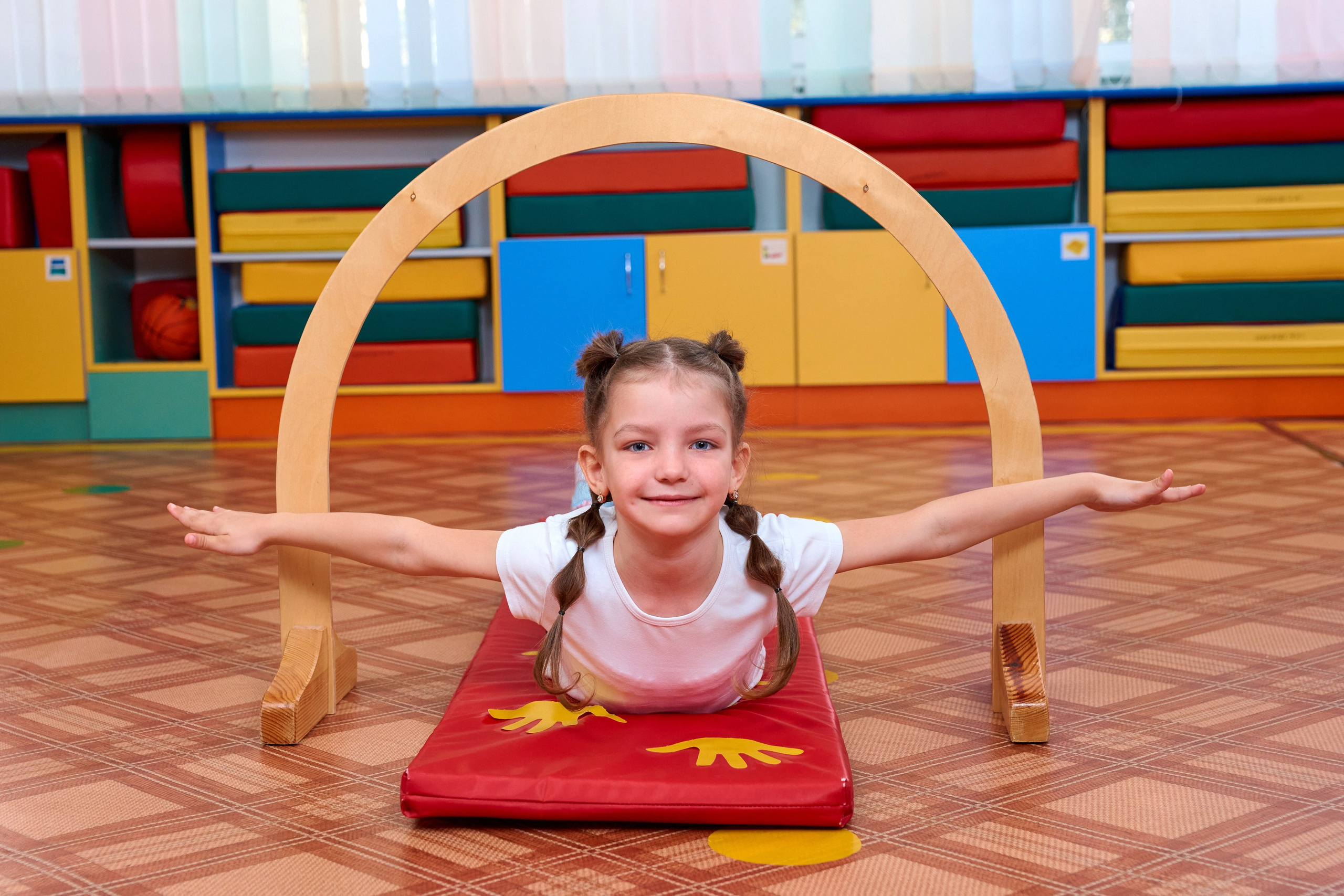 Занятие в спортзале. Childrenfoto.ru