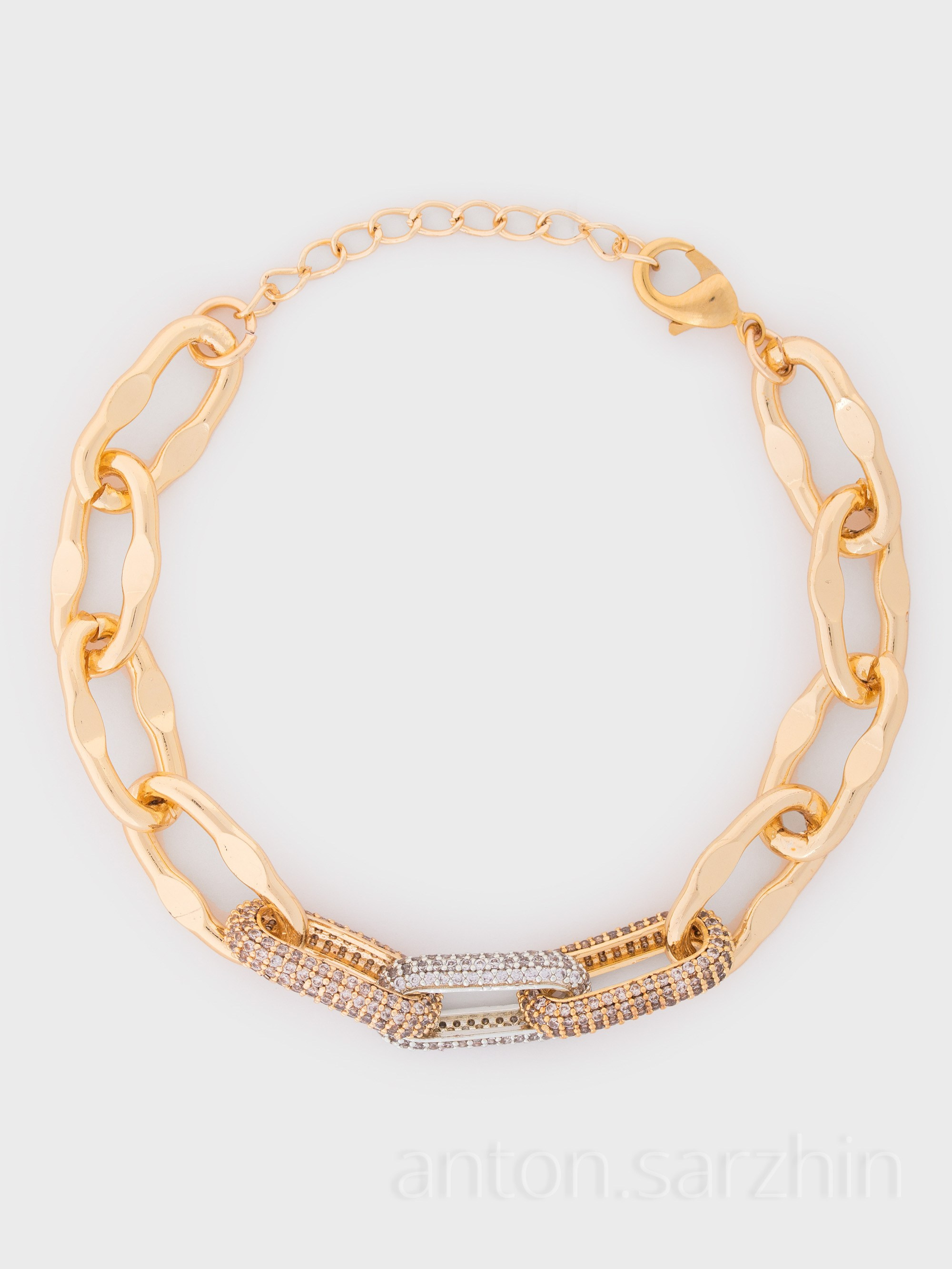 Колье из золота на белом фоне