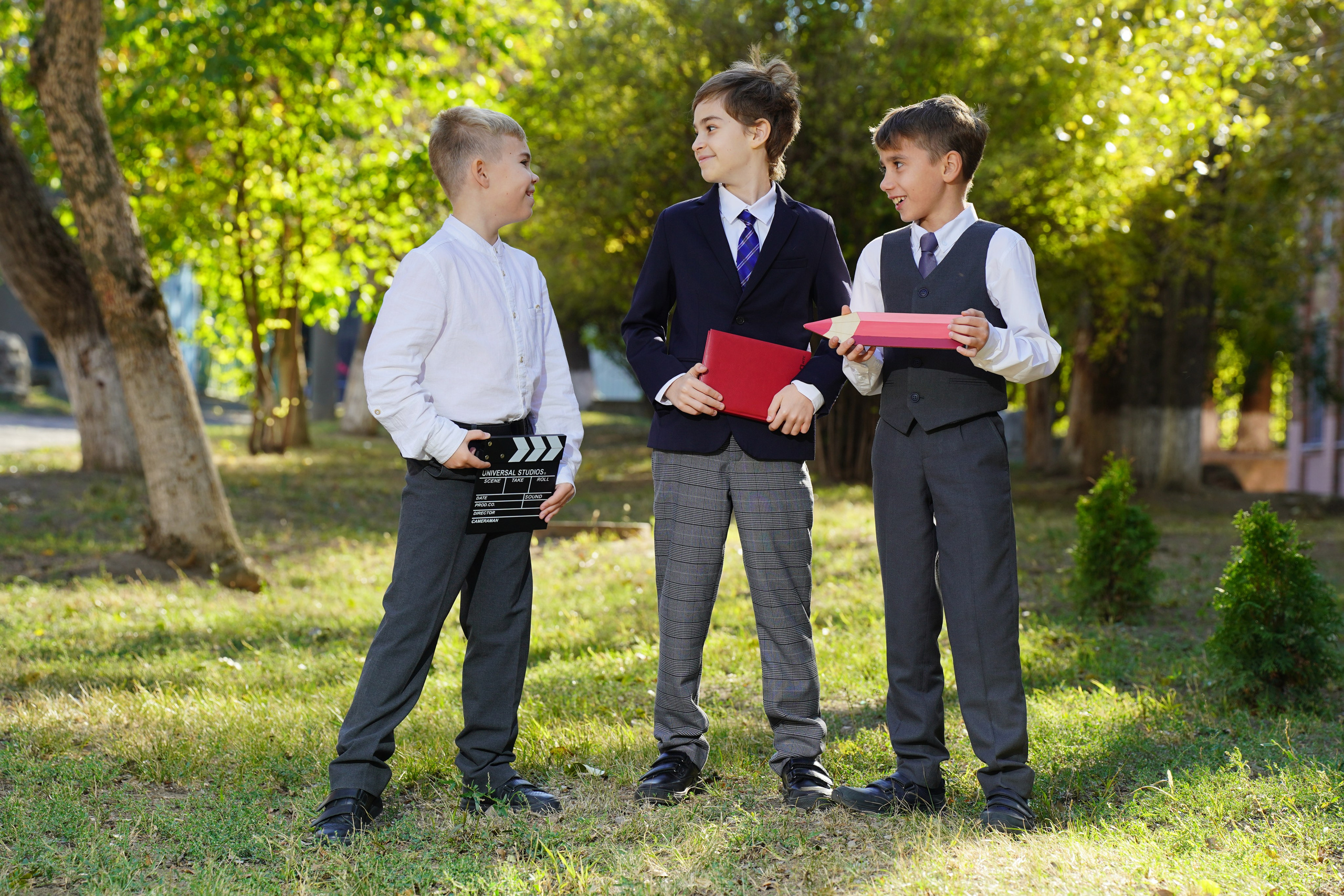 Фото с другом. MEMENTO.Выпускные альбомы, школьные, юбилейные и другие книги. Ростов-на-Дону