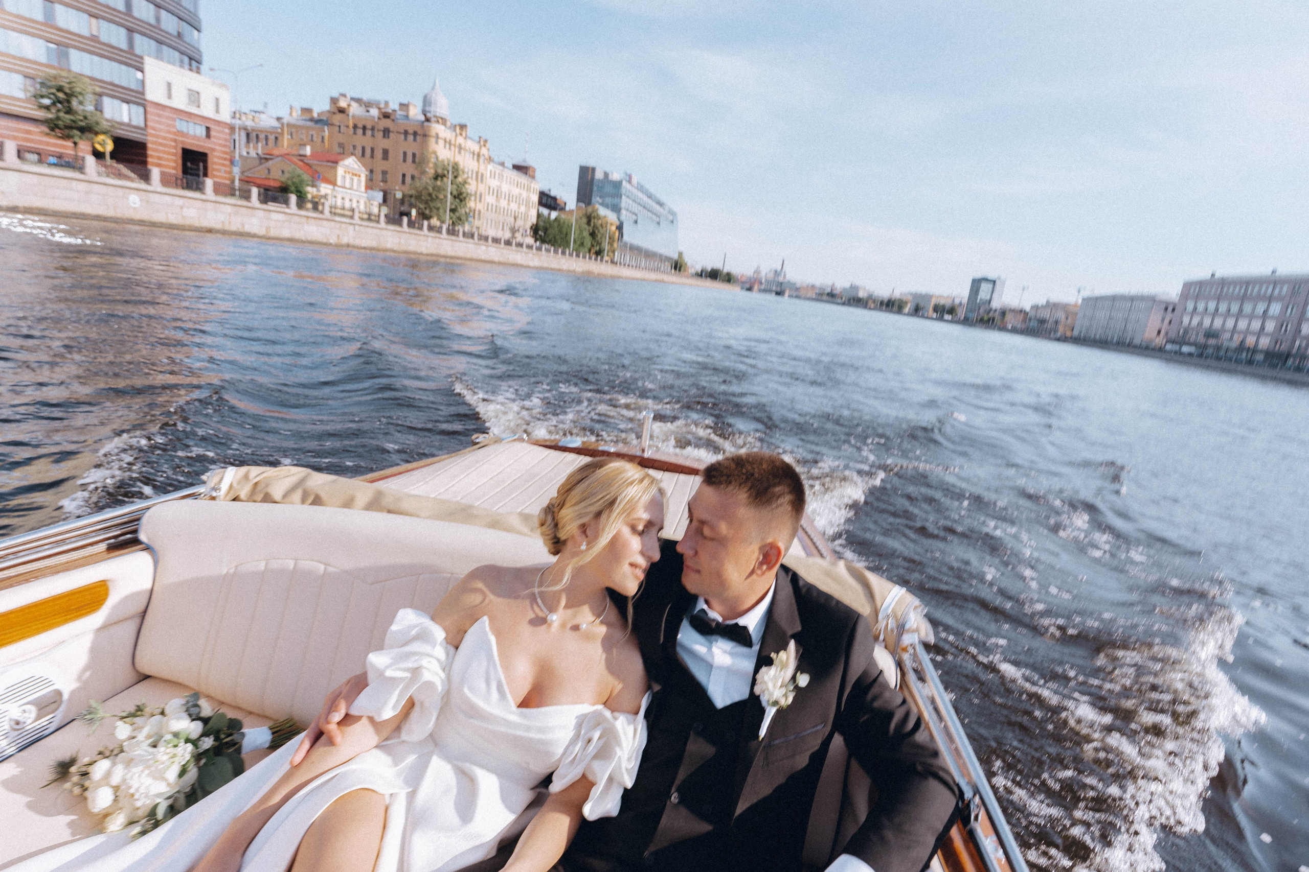 СВАДЕНБНАЯ СЬЕМКА НА КАТЕРЕ ПО КАНАЛАМ САНКТ-ПЕТЕРБУРГА И В АКВАТОРИИ НЕВЫ. Профессиональный фотограф, Санкт-Петербург — Виктория Богомолова