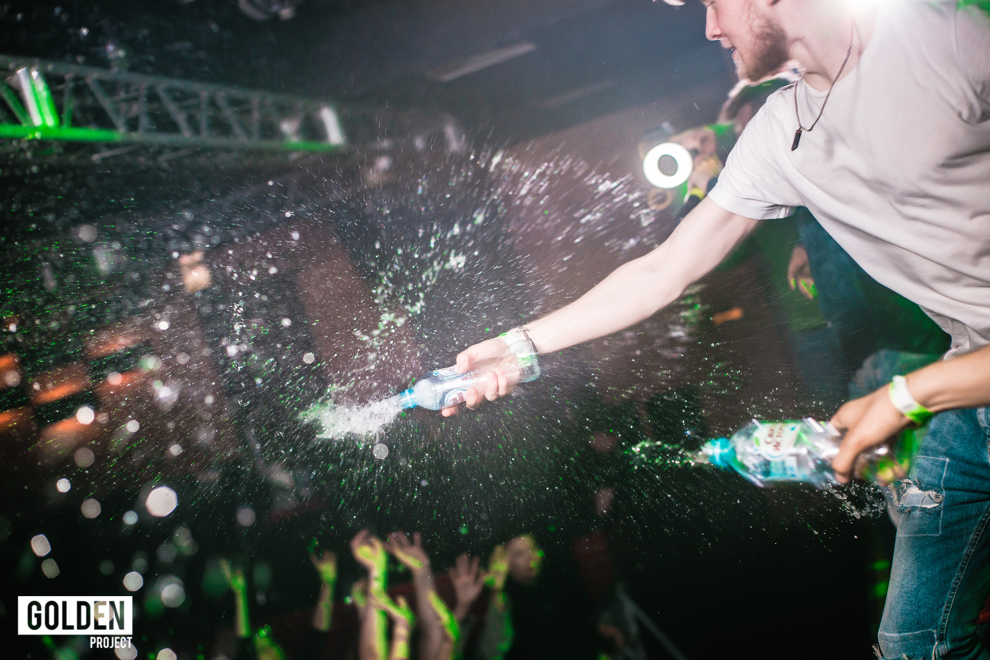 Вечеринки в ночных клубах. Свободный фотограф