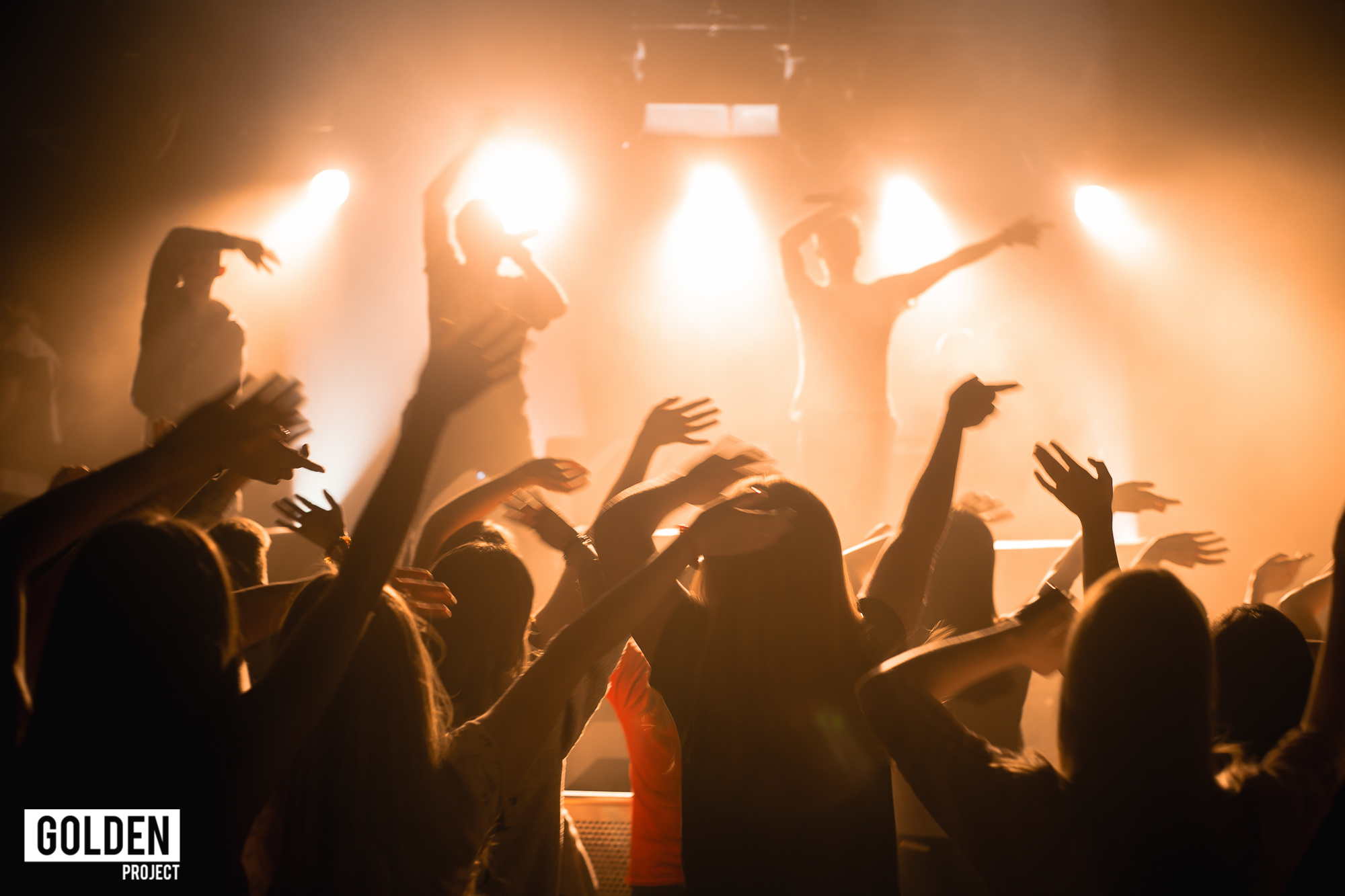 Вечеринки в ночных клубах. Свободный фотограф