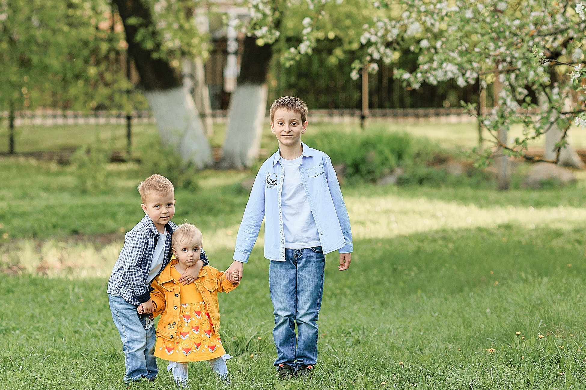 Прогулка в яблоневом саду. Семейный фотограф в Пензе Мария Левина