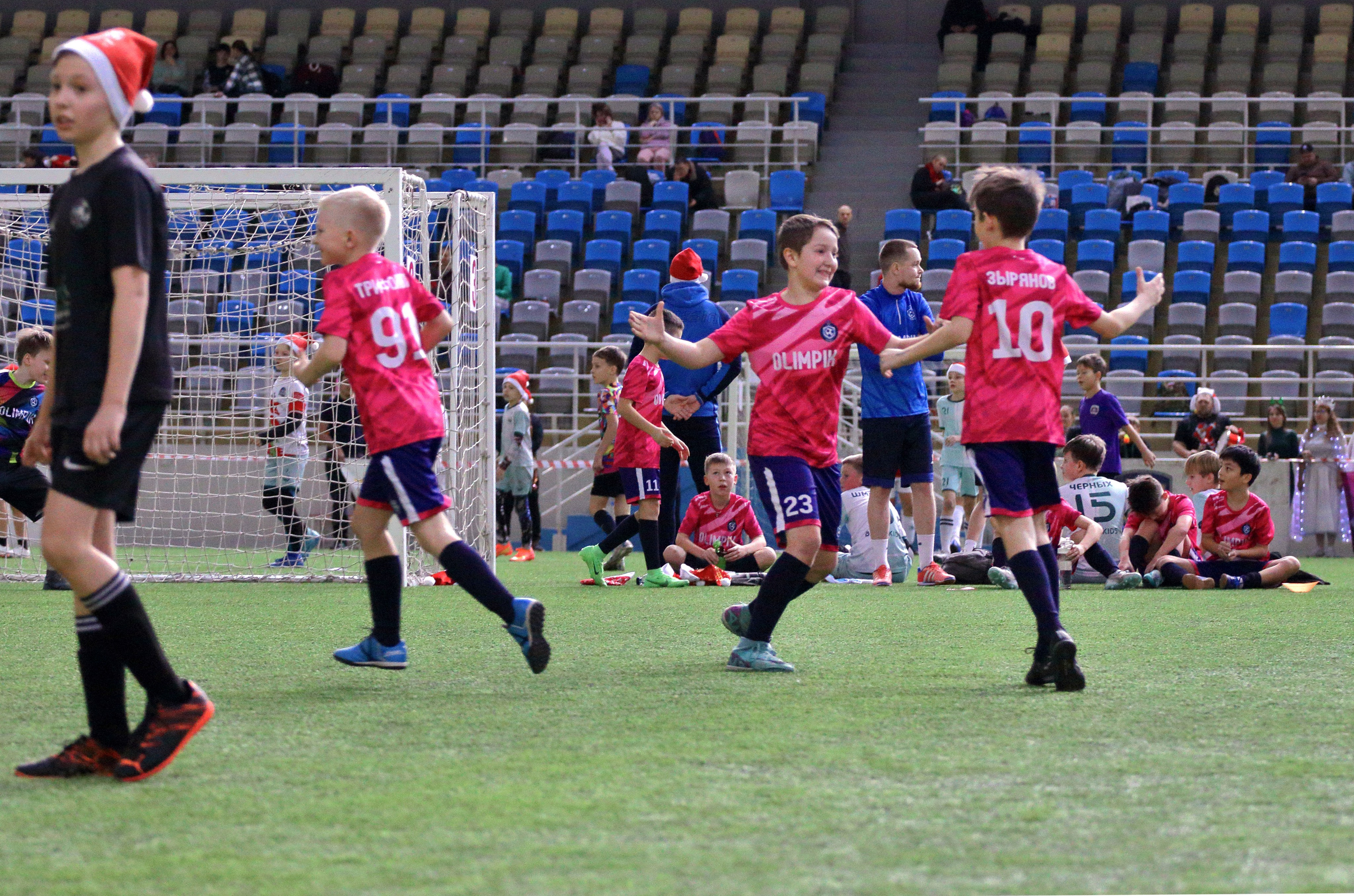 Празднование гола игроками СШ Олимпик