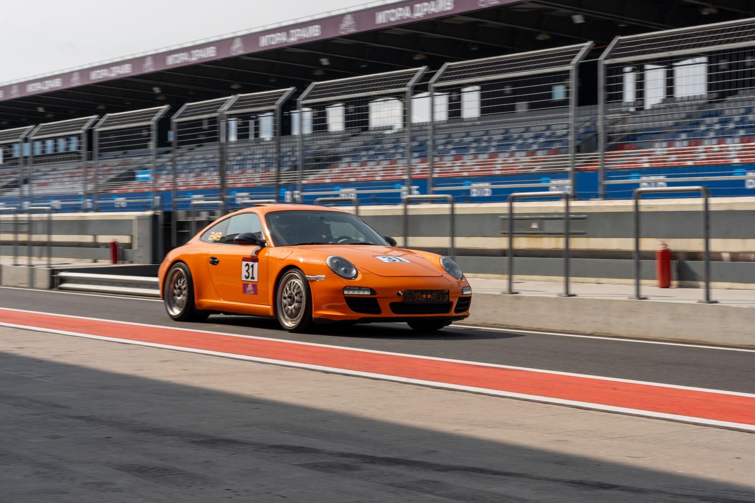 Оранжевая Porsche №31 на пит-лейн автодрома Igora Drive, спортивный фотограф СПб