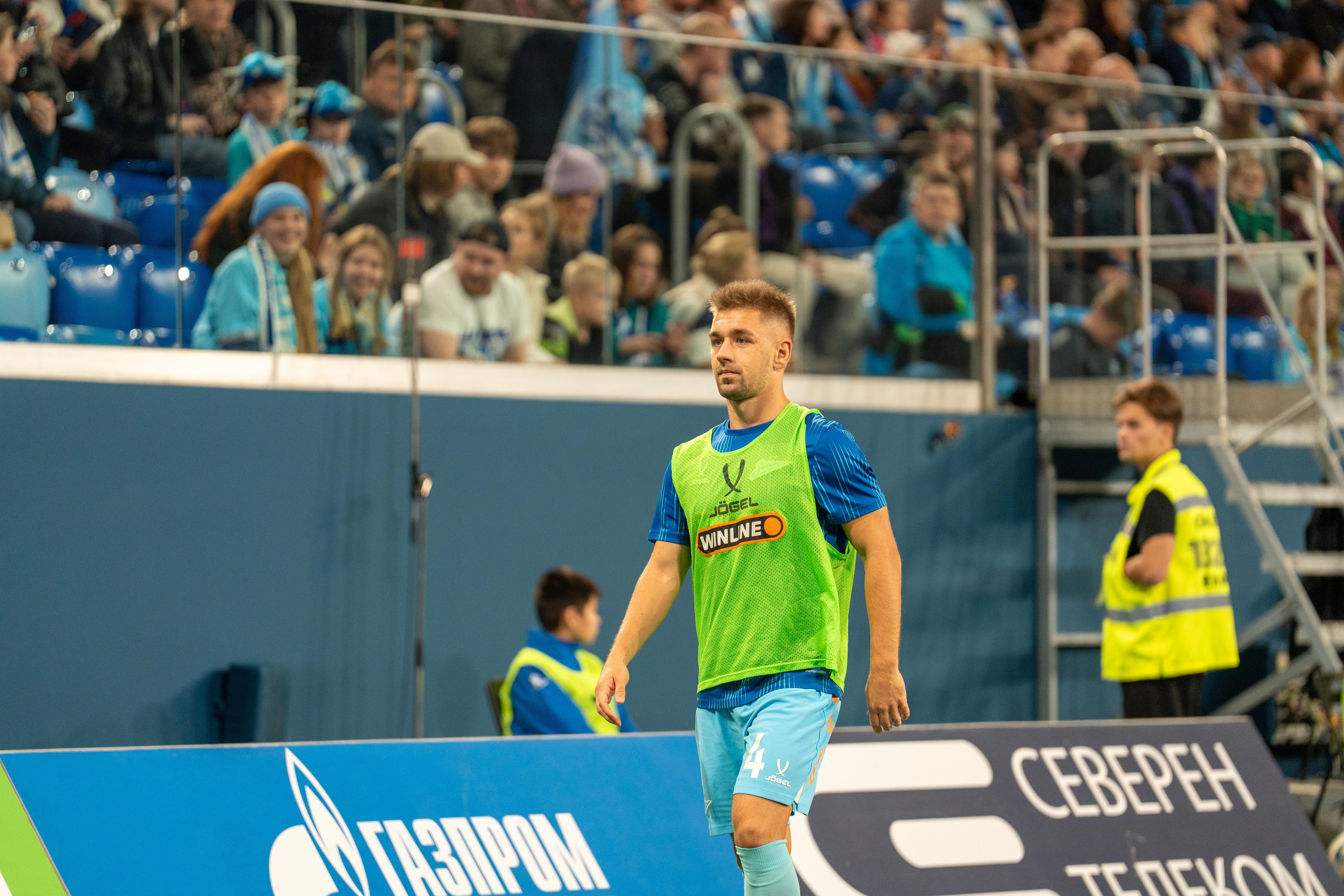 Футболист Зенита в голубой форме на Газпром Арене — спортивный фотограф Санкт-Петербург