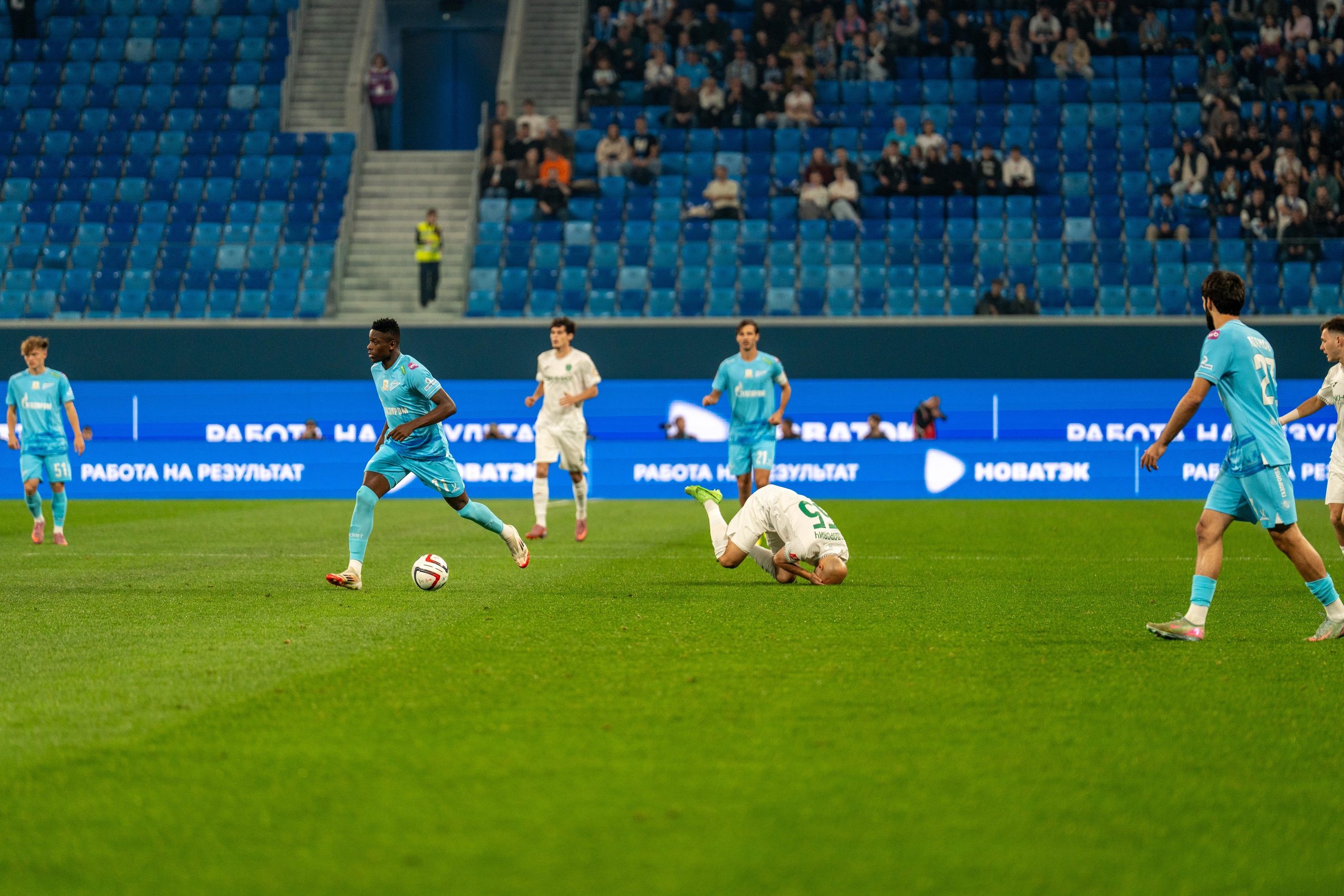 Игрок Зенита обходит защитника Ахмата – спортивный фотограф Санкт-Петербург
