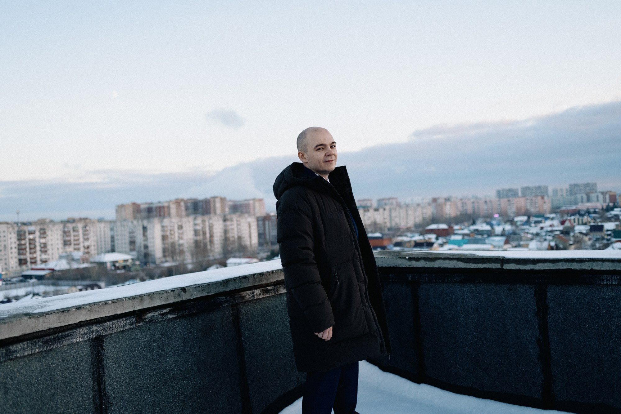 Свадебный фотограф в Тюмени — Фотосессия Максима и Лизы на крыше и в студии. Портретный фотограф Тюмень Дарья Мустафина