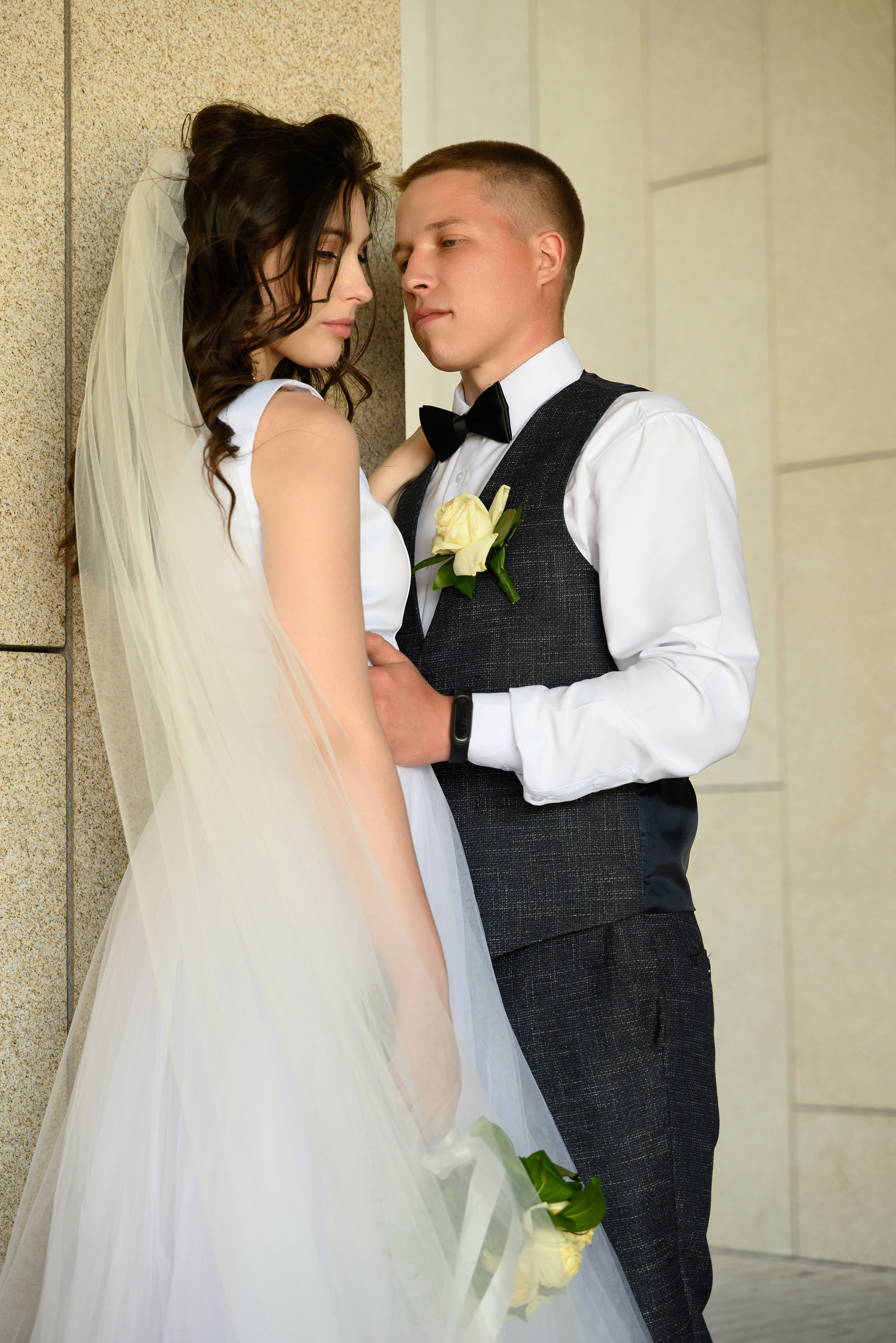 Молодожены спрятались от шумной компании и уединились в укромном месте.