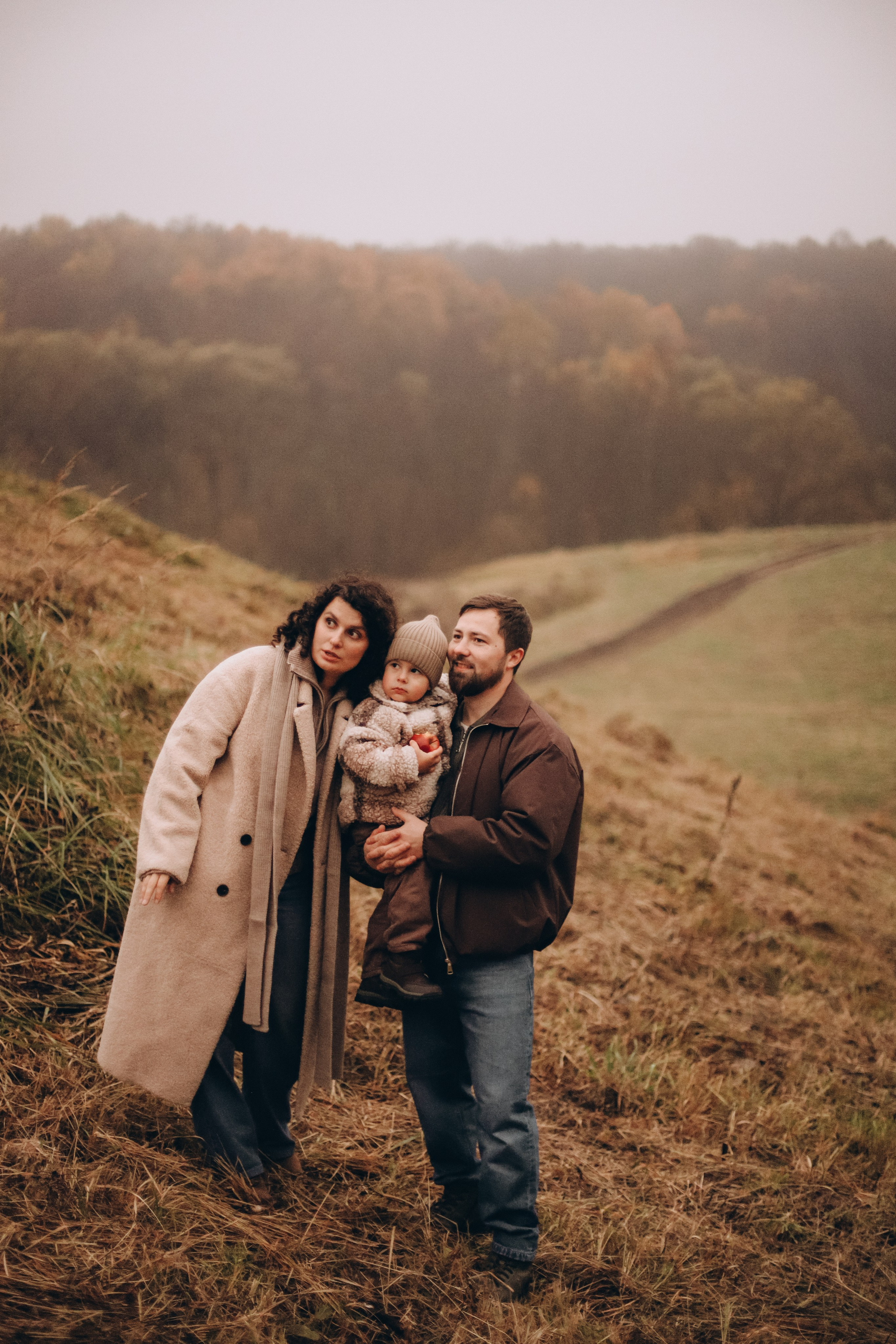Осенняя прогулка по холмам: Саша, Алёна и Прохор. Свадебный, семейный и детский фотограф в Люберцах Зайцева Анастасия