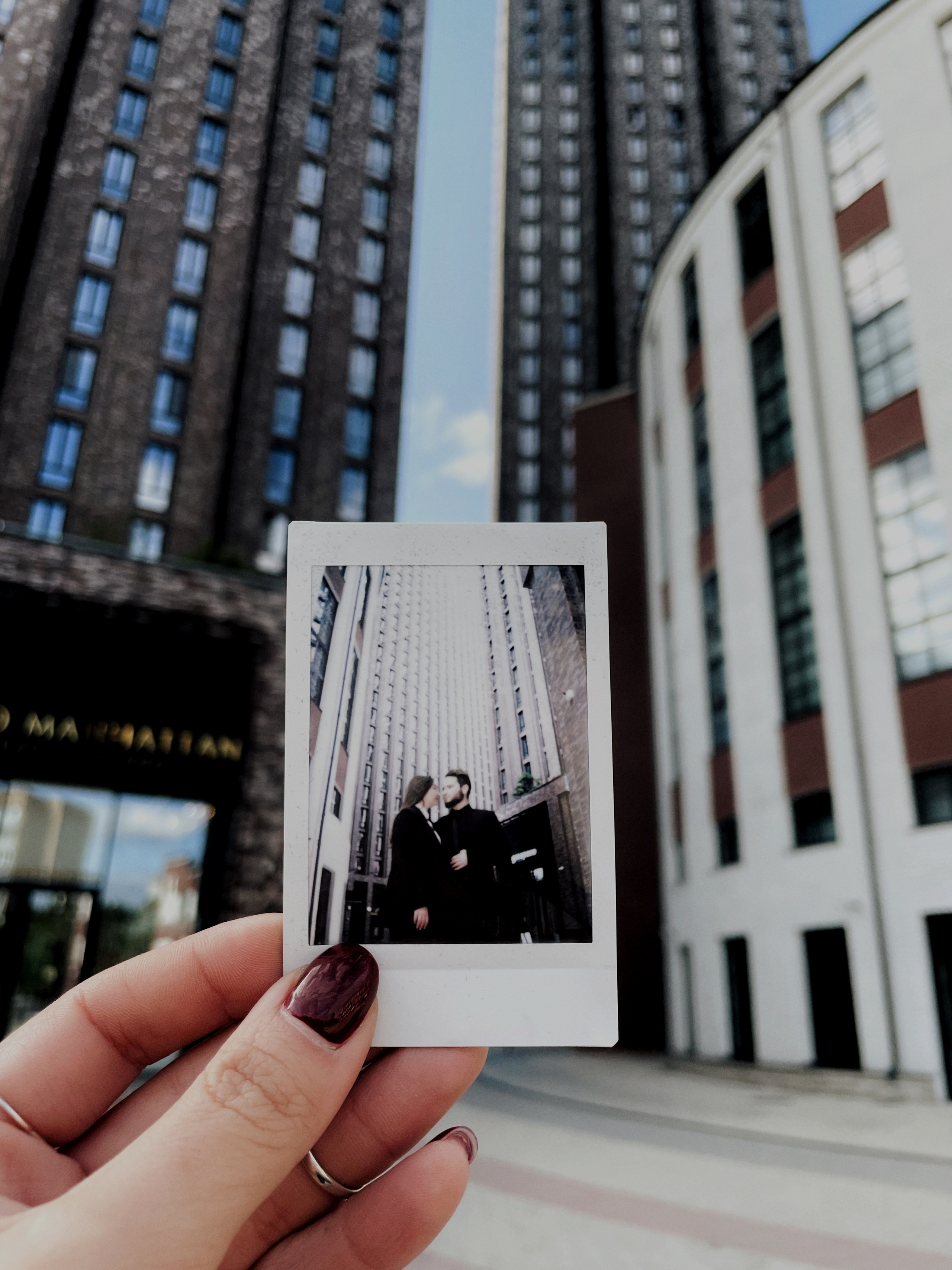 Кадры на инстакс instax моментальная фотография. Фотограф про чувства, моменты, любовь. свадебный и портретный фотограф