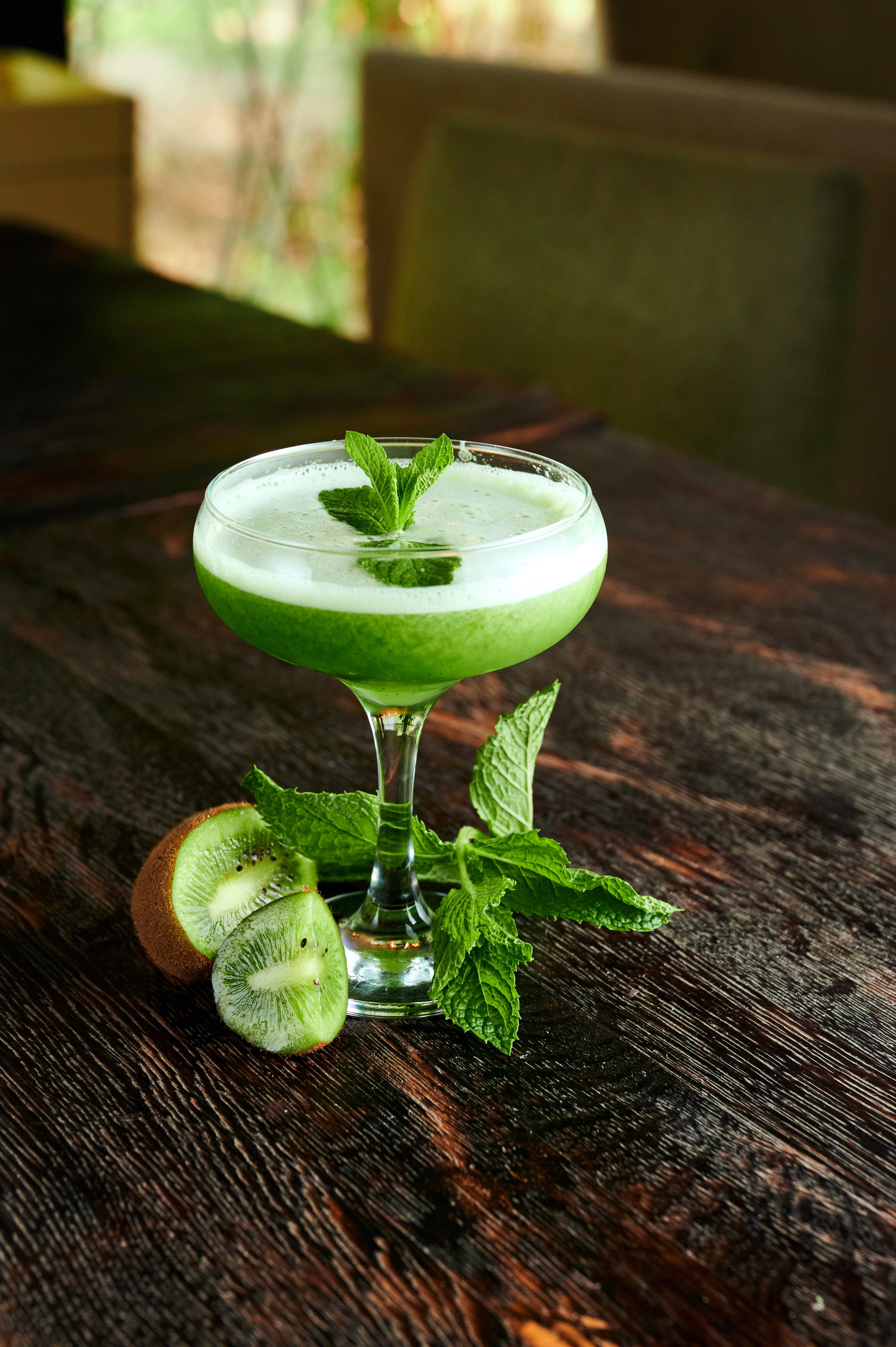 фотографии для ценителей красивых коктейлей и бармена в баре Екатеринбург. Качественные фотографии в короткий срок