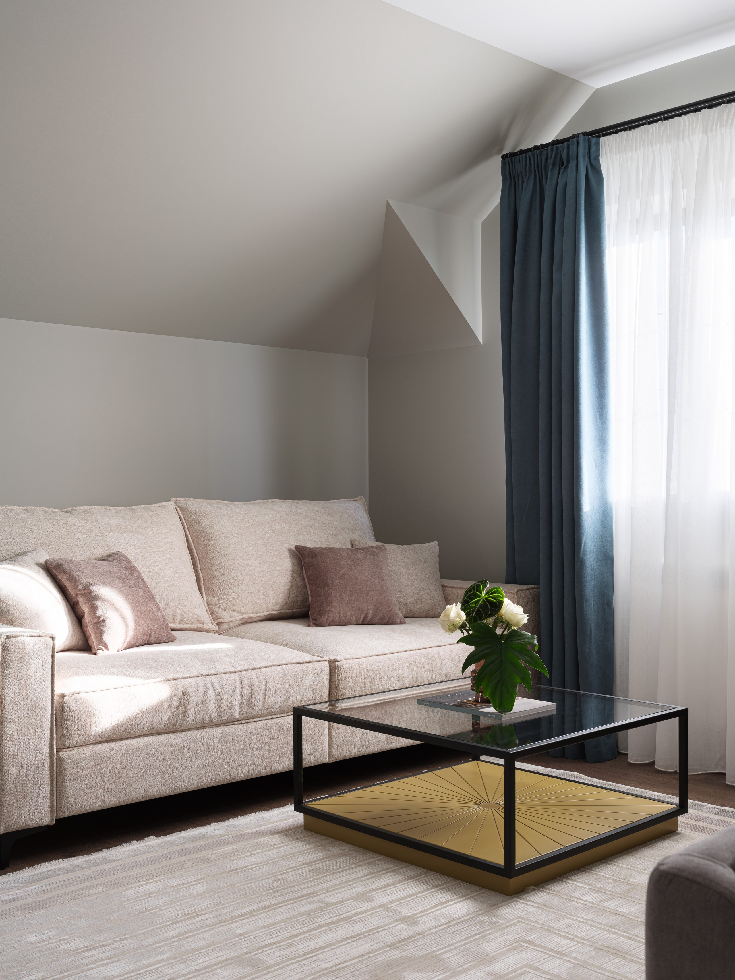 Светлый интерьер с современным дизайном спальни-гостиной: диван в спокойных тонах, стильный столик и уютная атмосфера. Проект создан дизайнером Татьяной Диденко, фото Сергея Денисенко, стилист Наталья Якушева.