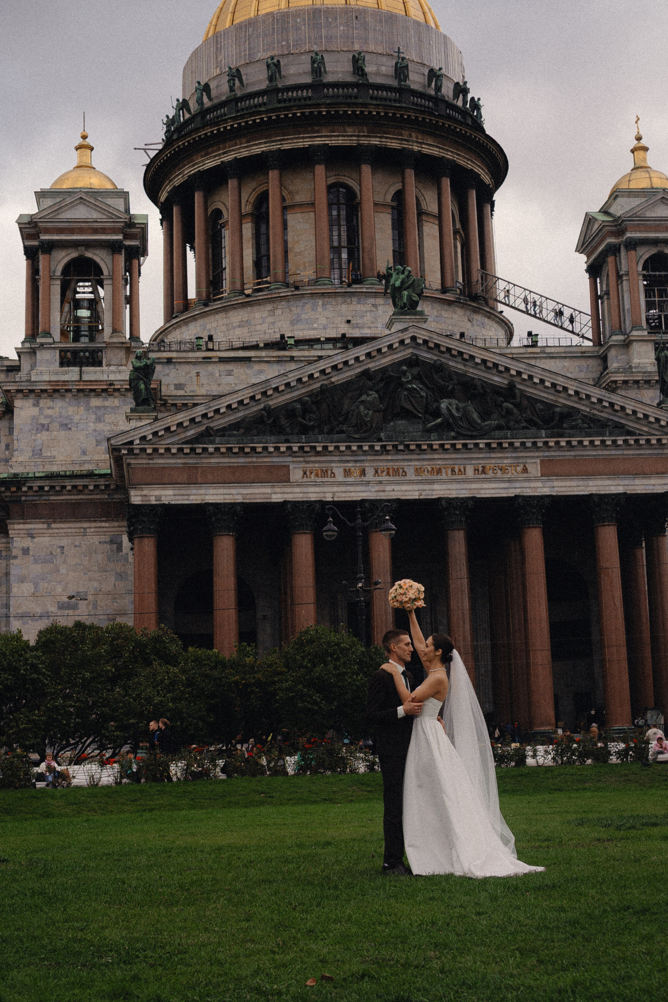 СВАДЕБНАЯ ПРОГУЛКА В САНТК-ПЕТЕРБУРГЕ (ИСАКИЕВСКИЙ СОБОР, ЗИМНЯЯ КАНАВКА, ЭРМИТАЖ И БОЛЬШАЯ МОРСКАЯ УЛИЦА). Профессиональный фотограф, Санкт-Петербург — Виктория Богомолова