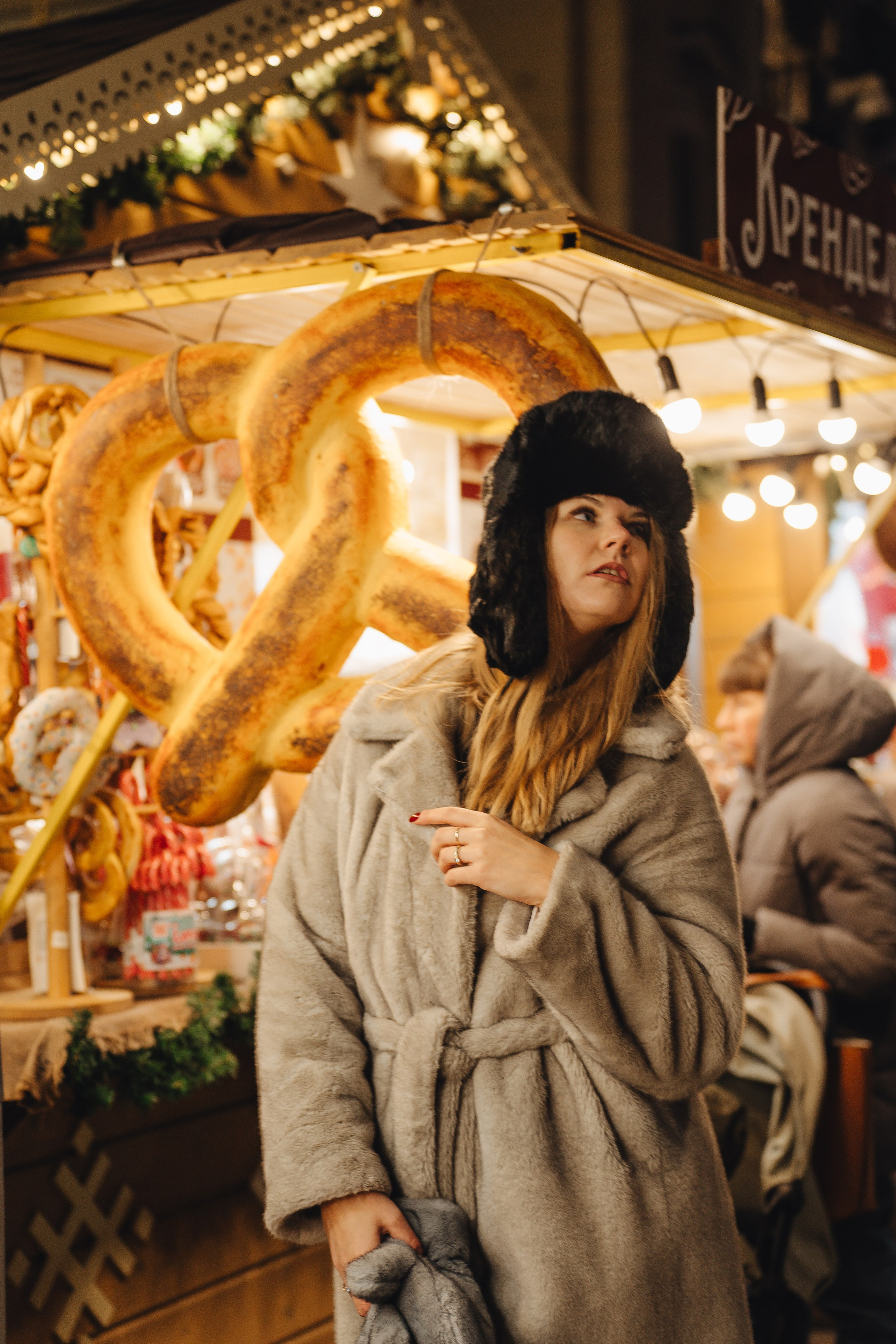 ПРОГУЛКА НА МАНЕЖНОЙ ПЛОЩАДИ ДЛЯ ДЕВУШКИ ПЕРЕД НОВЫМ ГОДОМ (НОВОГОДНЯЯ ФОТОСЕССИИЯ НА МАНЕЖНОЙ ПЛОЩАДИ). Профессиональный фотограф, Санкт-Петербург — Виктория Богомолова