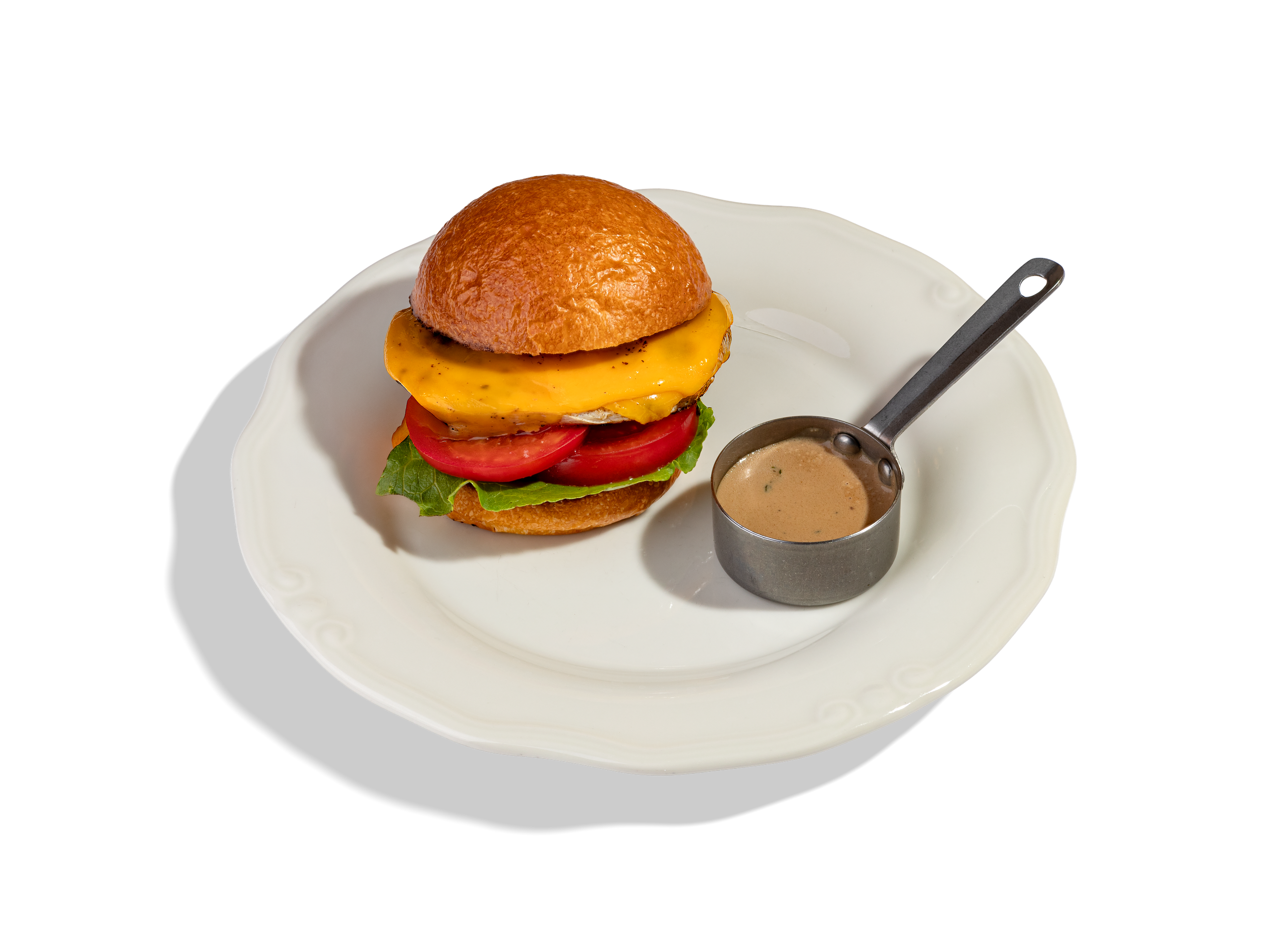 CHICKEN БУРГЕР — 750Р. Запечёная булочка бриошь с филе цыпленка гриль со свежими томатами, салатом романо, сыра чеддер, и сливочным соусом демиглас. 