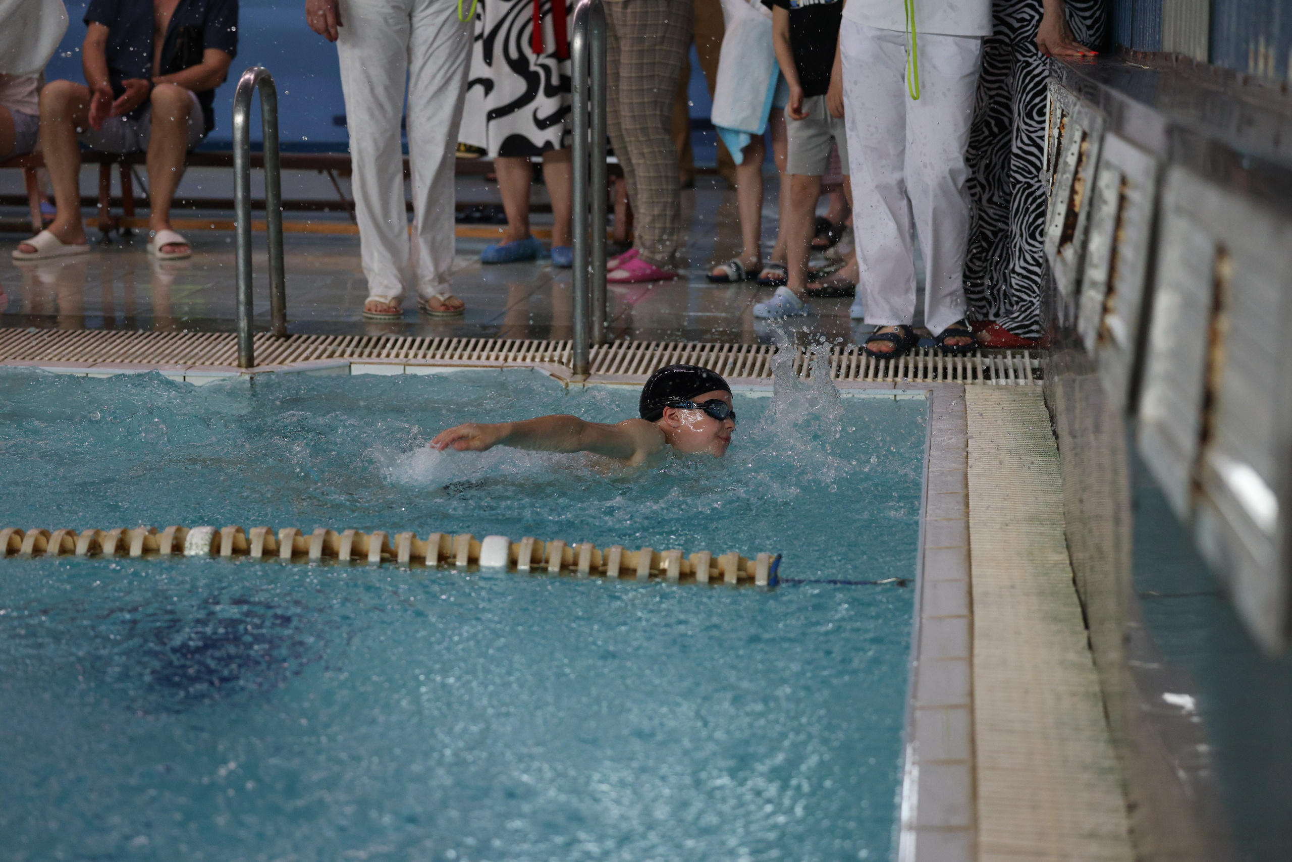 Веселый дельфин. Плавание. Дети 8-9 лет. Фотограф Александр Заломаев