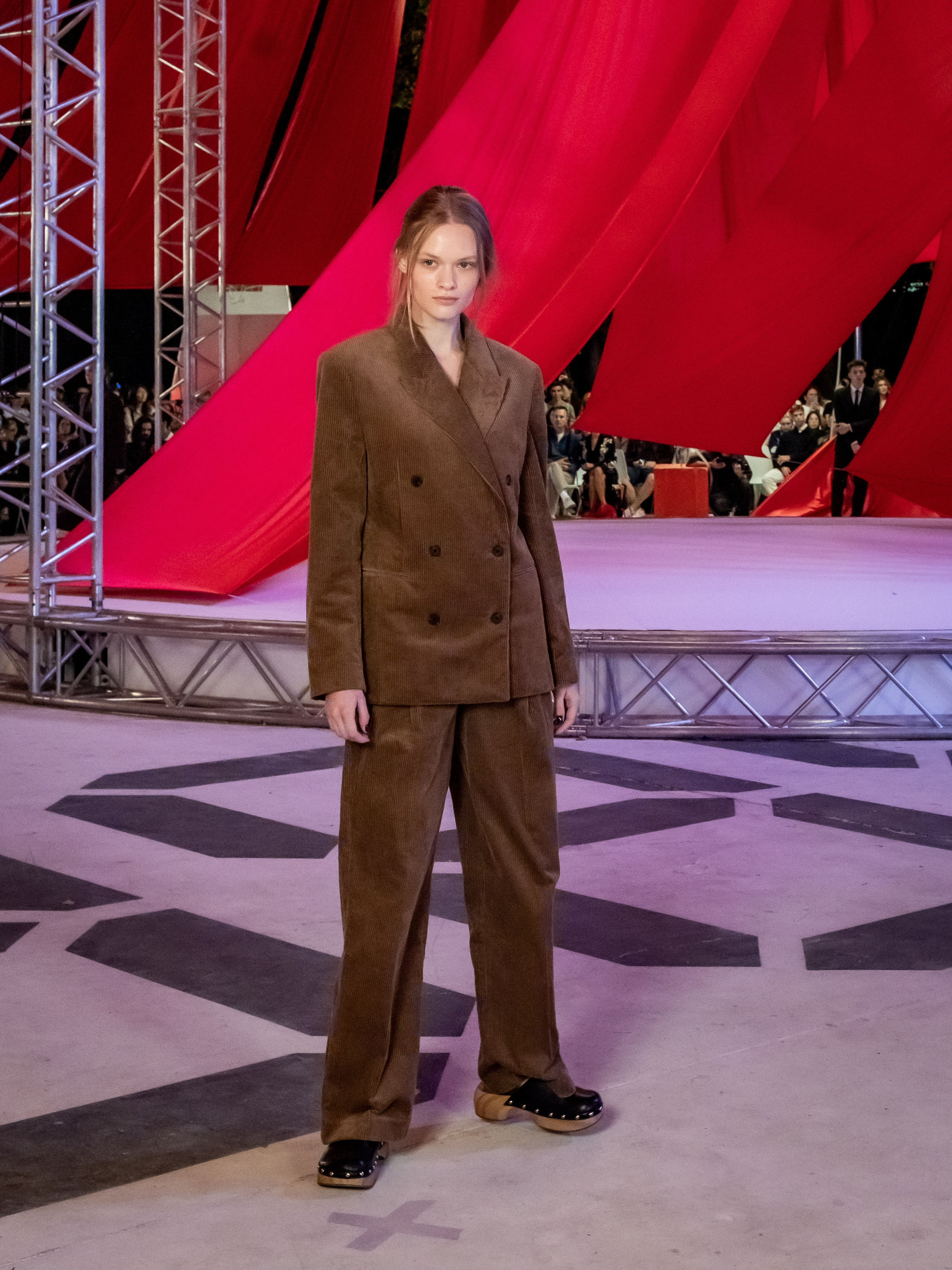 Показ Яндекс-маркет 04.09.2024. Фотосессии и репортаж — Фотограф в Москве — Рина Серёгина