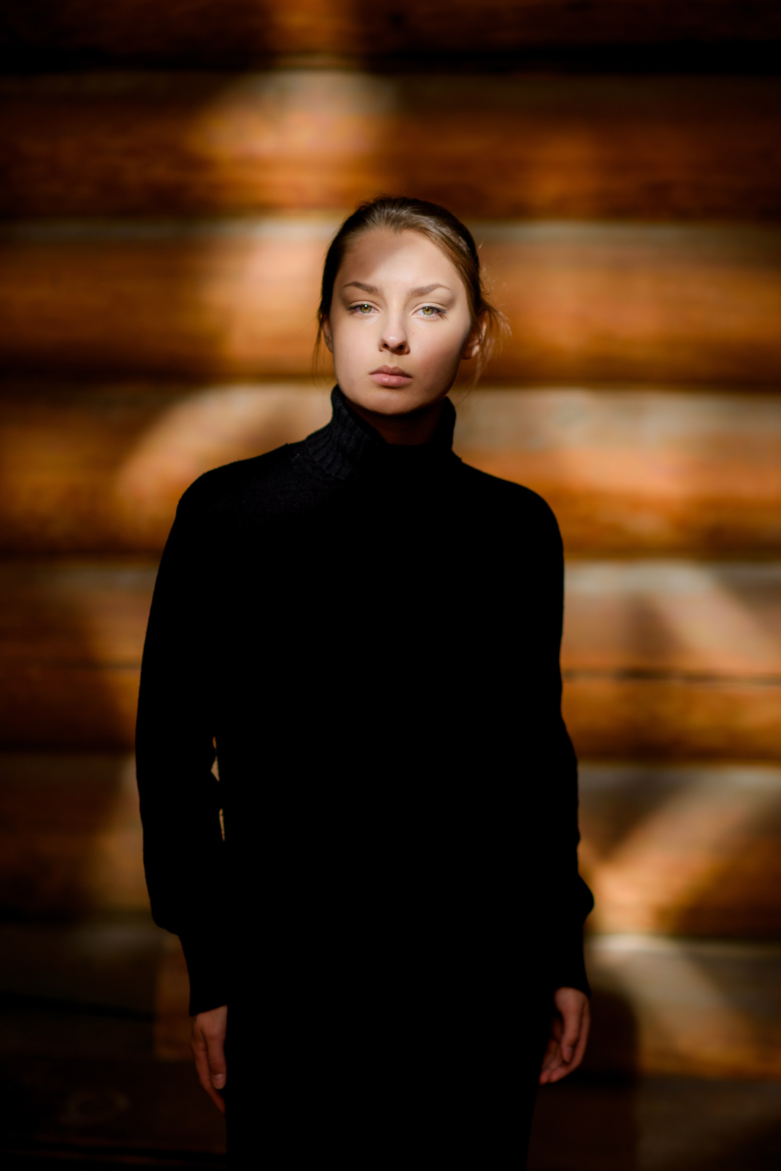 Фотосессия девочки подростка в Коломенском в темном ключе. Главная