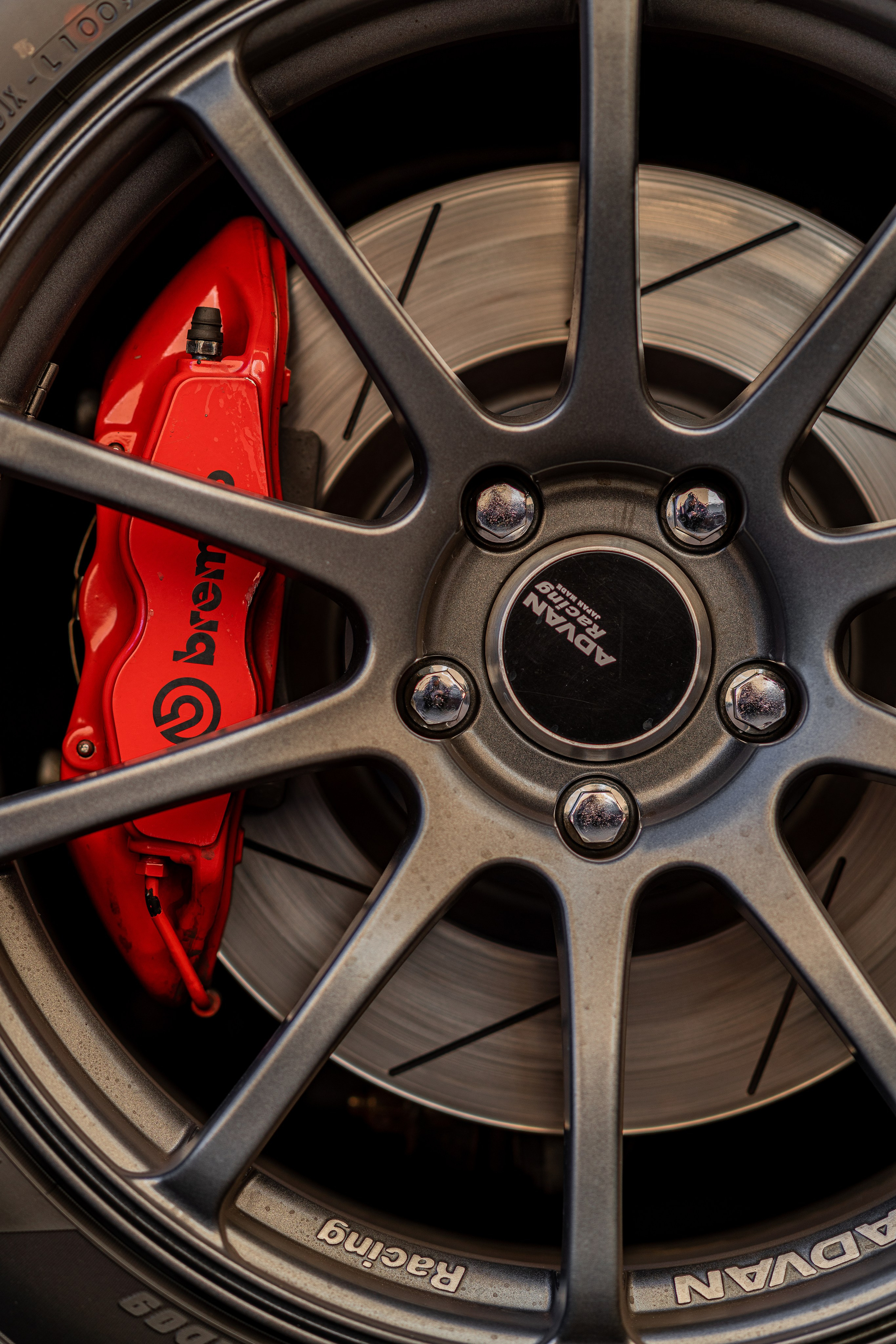 Спортивный хэтчбэк ездит по улицам Москвы. Жуков Илья  свадебный фотограф в Москве