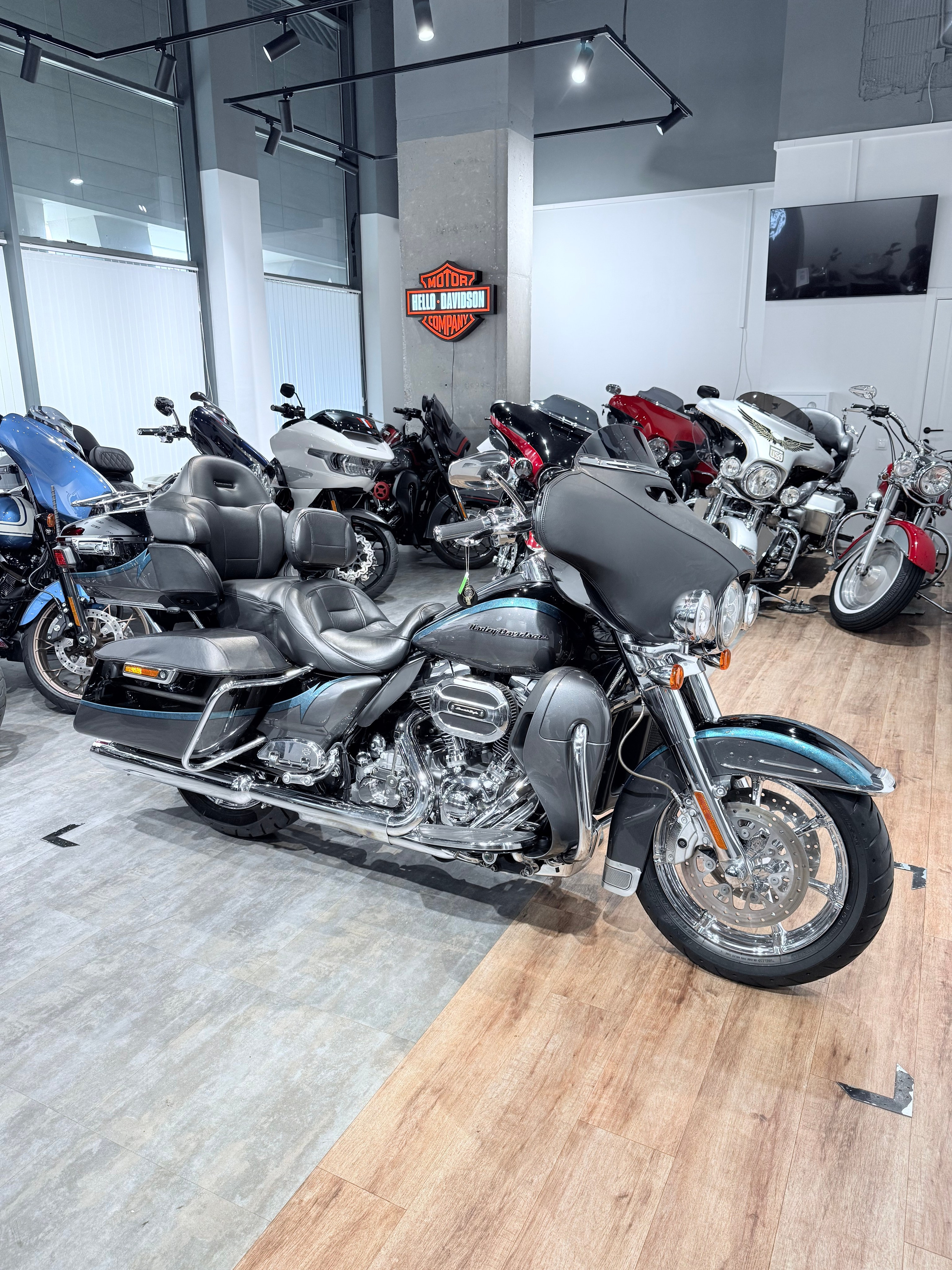 2015 CVO Limited (Carbon Charcoal). Hello Davidson, Москва. Только хорошие мотоциклы…