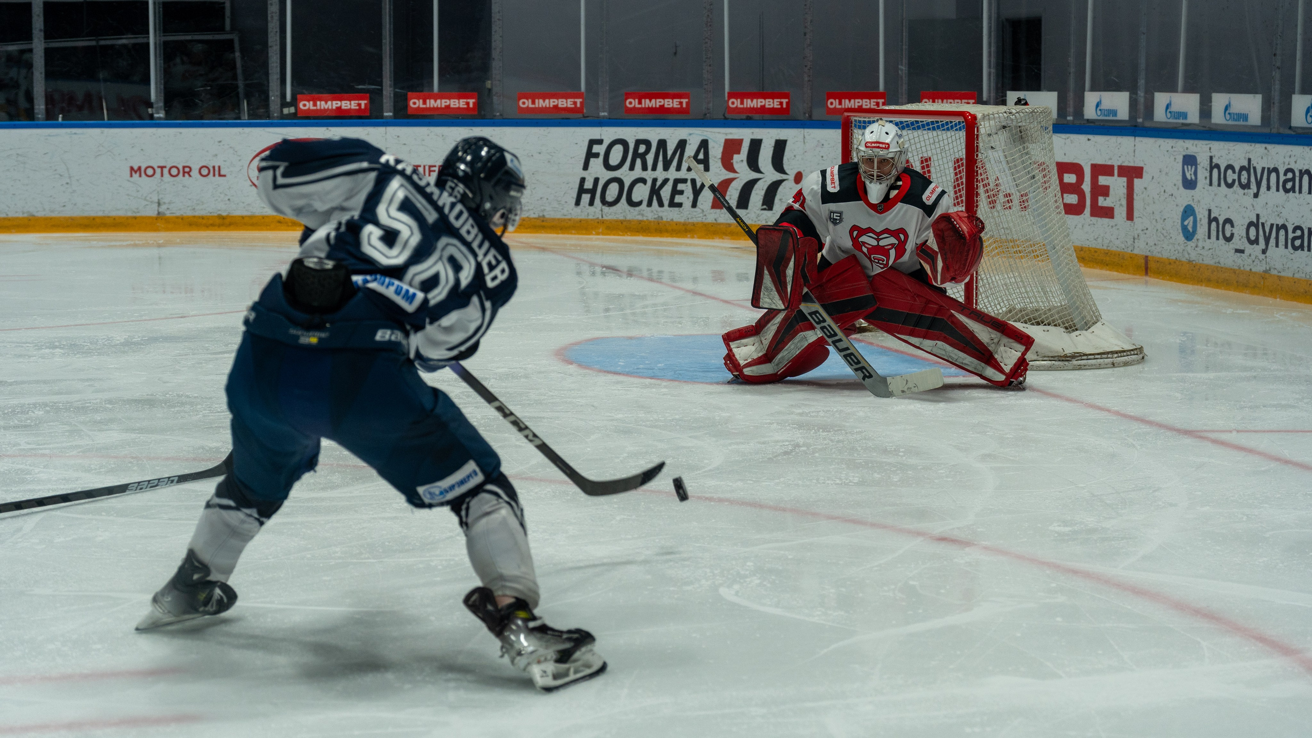 Хоккейный матч «Динамо» СПб — «Молот» Пермь: атака вблизи ворот в кадре репортажного спортивного фотографа из Санкт-Петербурга.