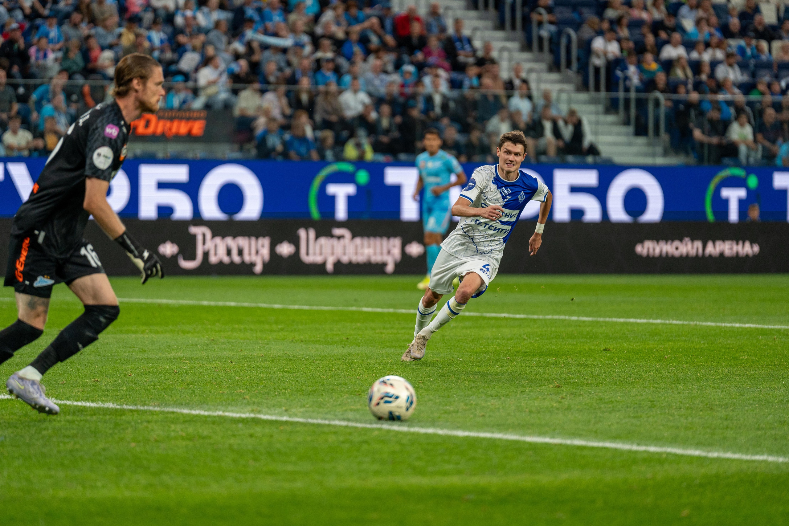 Игрок Динамо прорывается к воротам Зенита, спортивный фотограф Санкт-Петербург