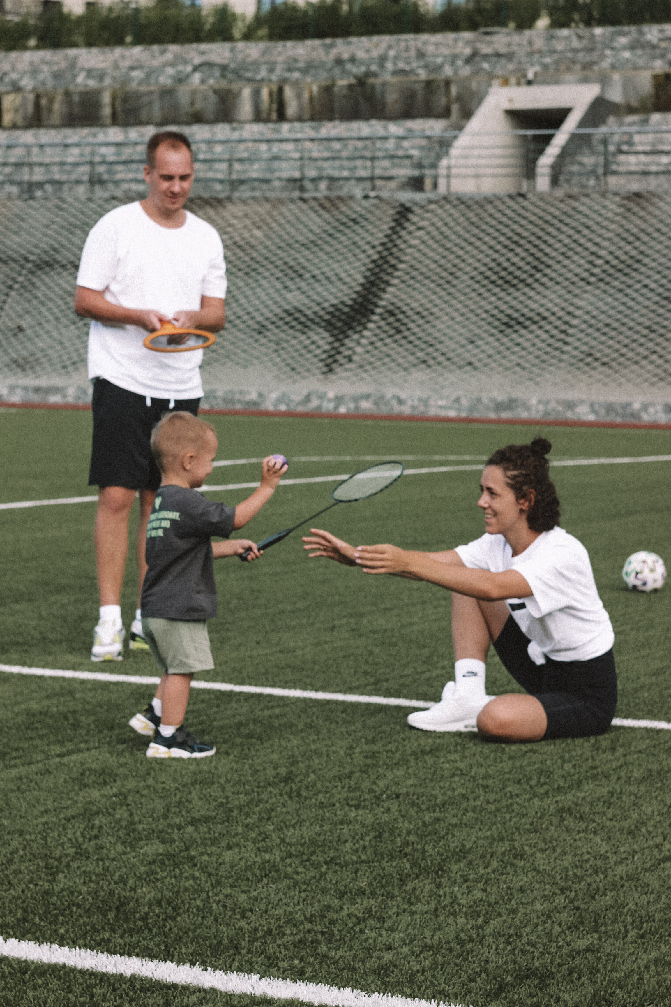 Семейная фотосессия с ребенком на спортивной площадке. Семейный фотодуэт Ирина и Николай Власьевы. Фотосессии в Новосибирске