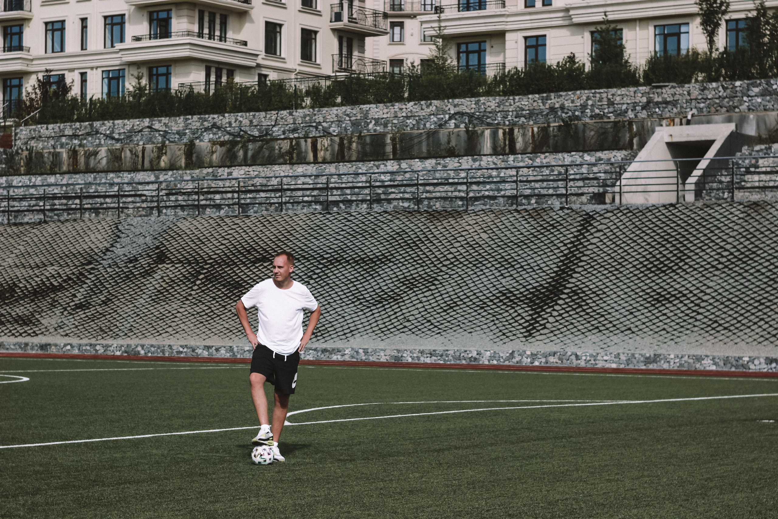 Семейная фотосессия с ребенком на спортивной площадке. Семейный фотодуэт Ирина и Николай Власьевы. Фотосессии в Новосибирске