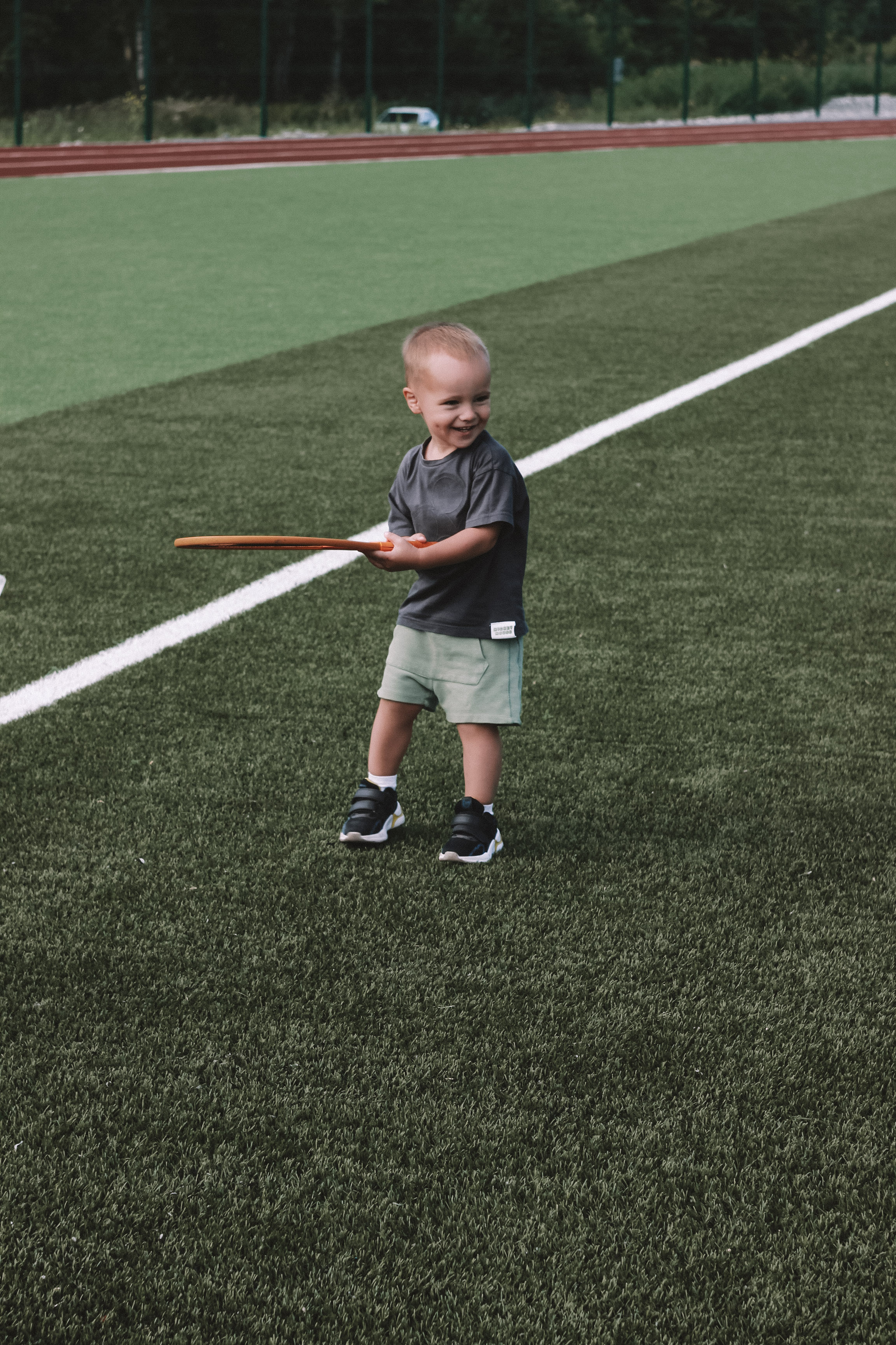 Семейная фотосессия с ребенком на спортивной площадке. Семейный фотодуэт Ирина и Николай Власьевы. Фотосессии в Новосибирске