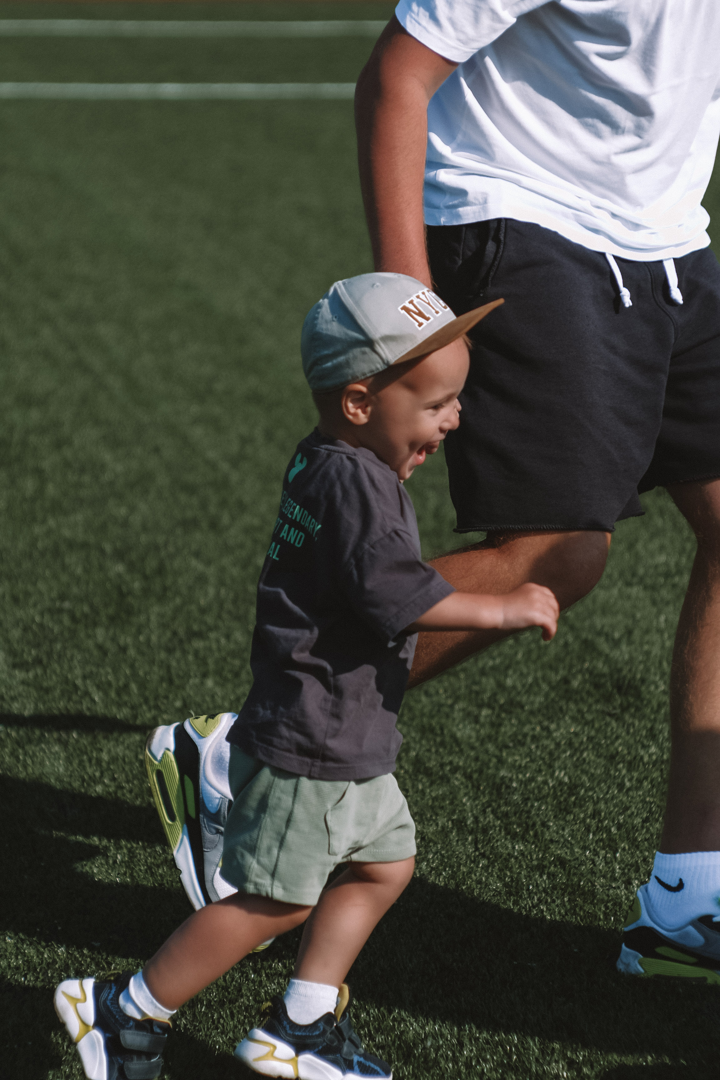 Семейная фотосессия с ребенком на спортивной площадке. Семейный фотодуэт Ирина и Николай Власьевы. Фотосессии в Новосибирске