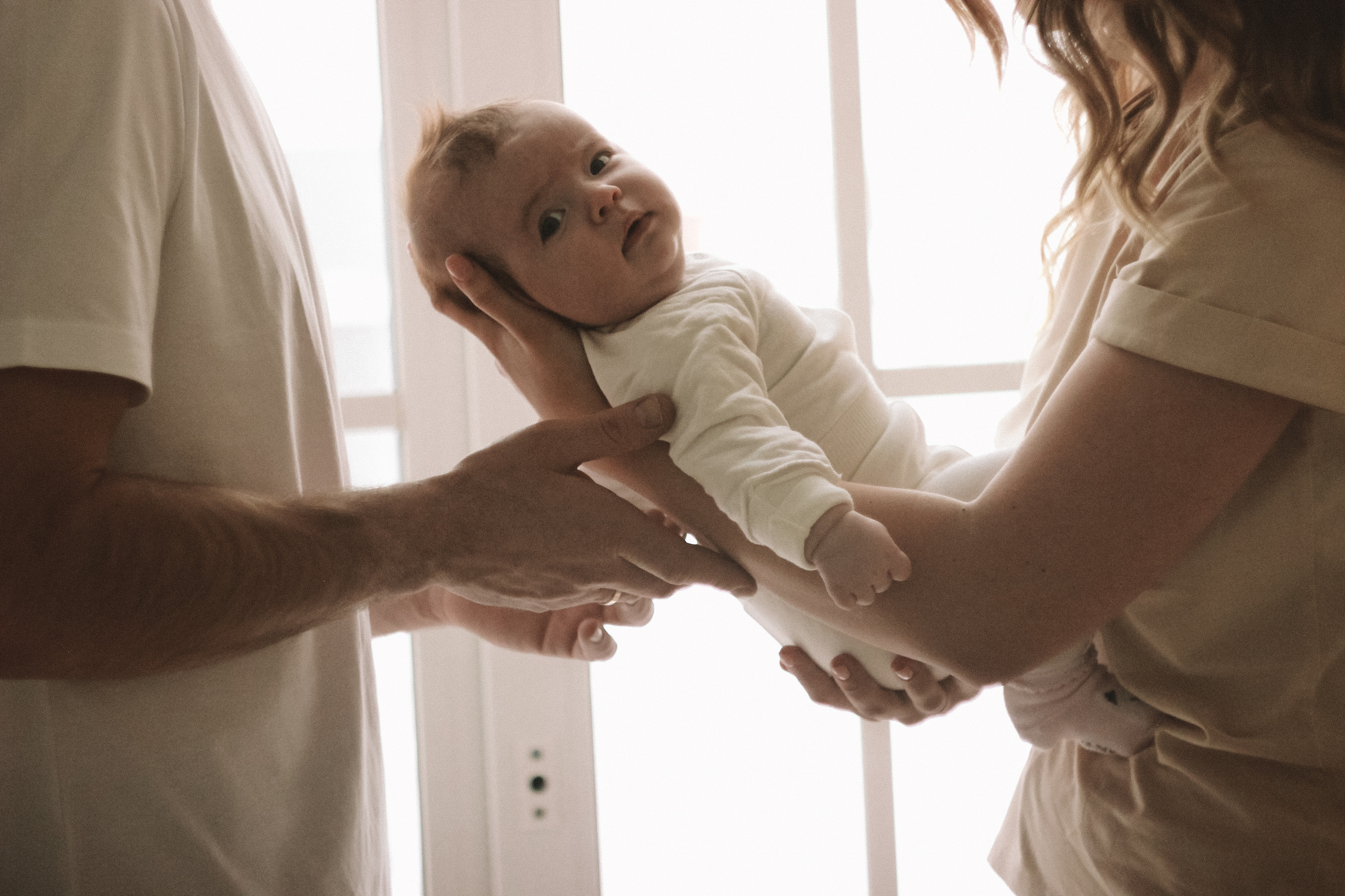 Семейная фотосессия с ребенком в поле Новосибирской области. Семейный фотодуэт Ирина и Николай Власьевы. Фотосессии в Новосибирске