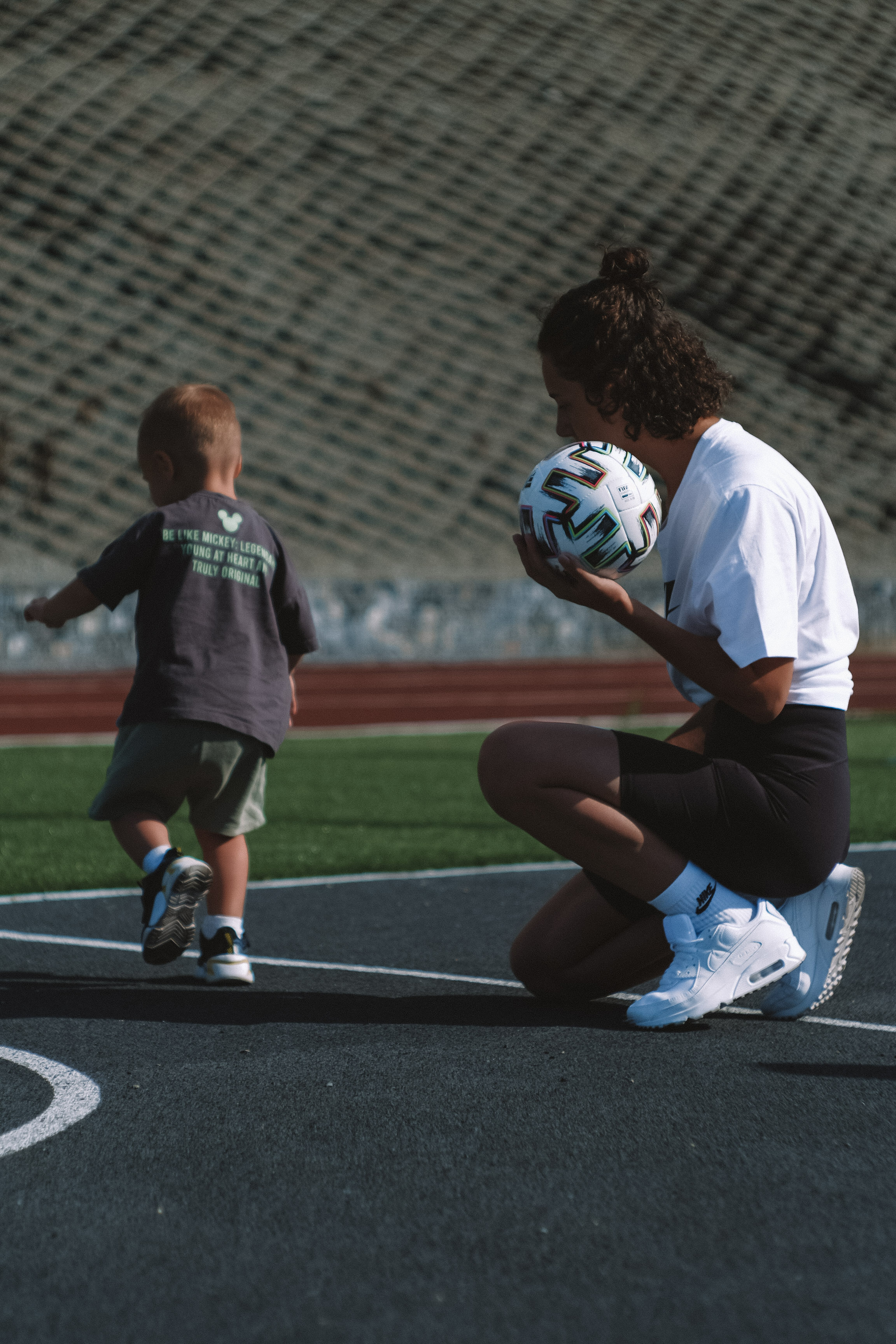 Семейная фотосессия с ребенком на спортивной площадке. Семейный фотодуэт Ирина и Николай Власьевы. Фотосессии в Новосибирске