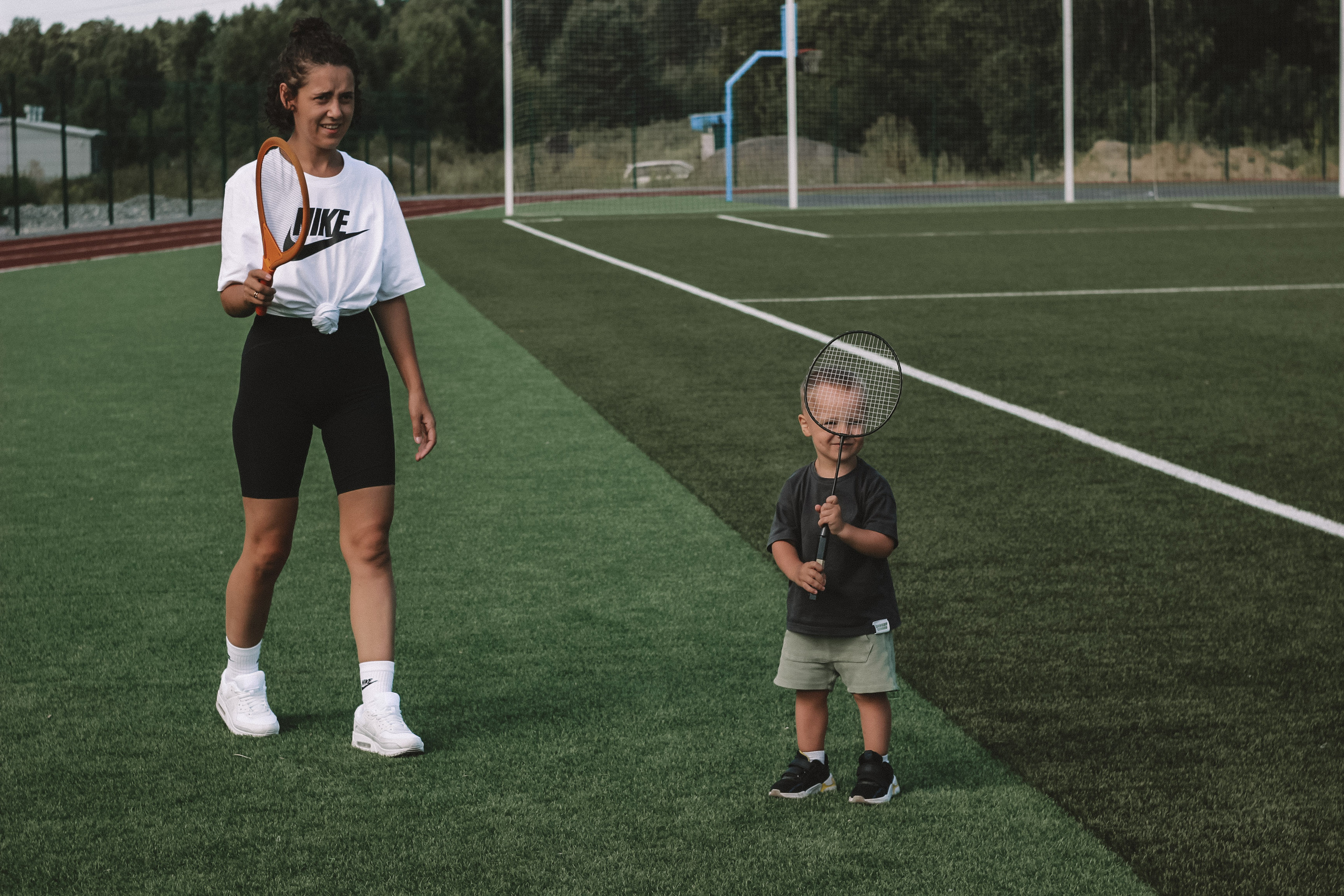 Семейная фотосессия с ребенком на спортивной площадке. Семейный фотодуэт Ирина и Николай Власьевы. Фотосессии в Новосибирске