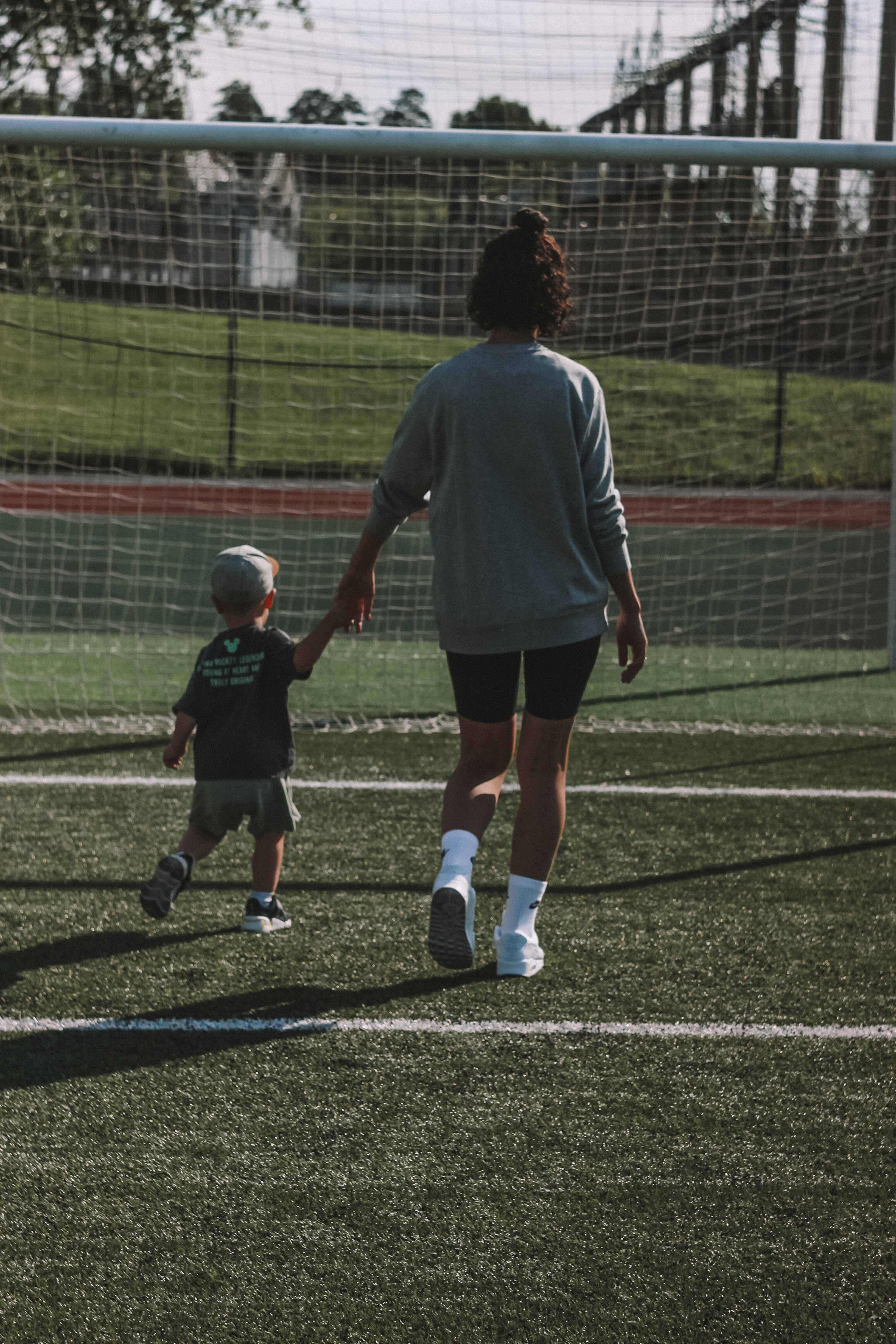 Семейная фотосессия с ребенком на спортивной площадке. Семейный фотодуэт Ирина и Николай Власьевы. Фотосессии в Новосибирске
