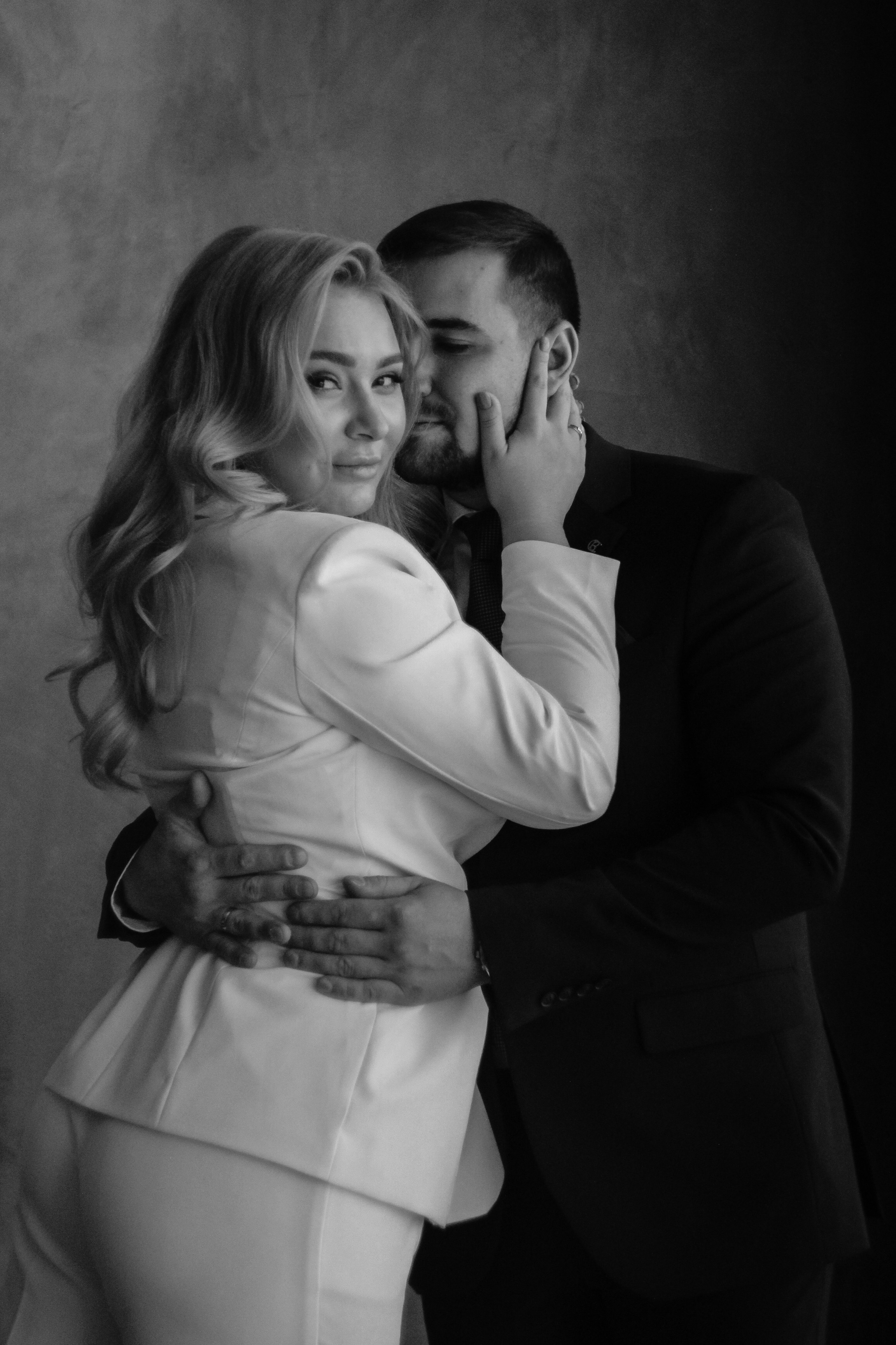 Свадебная фотосессия в студии недорого. Семейный фотодуэт Ирина и Николай Власьевы. Фотосессии в Новосибирске