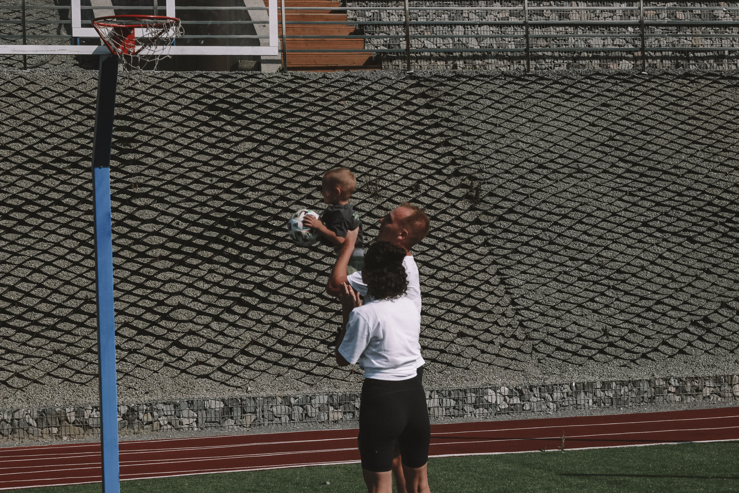 Семейная фотосессия с ребенком на спортивной площадке. Семейный фотодуэт Ирина и Николай Власьевы. Фотосессии в Новосибирске