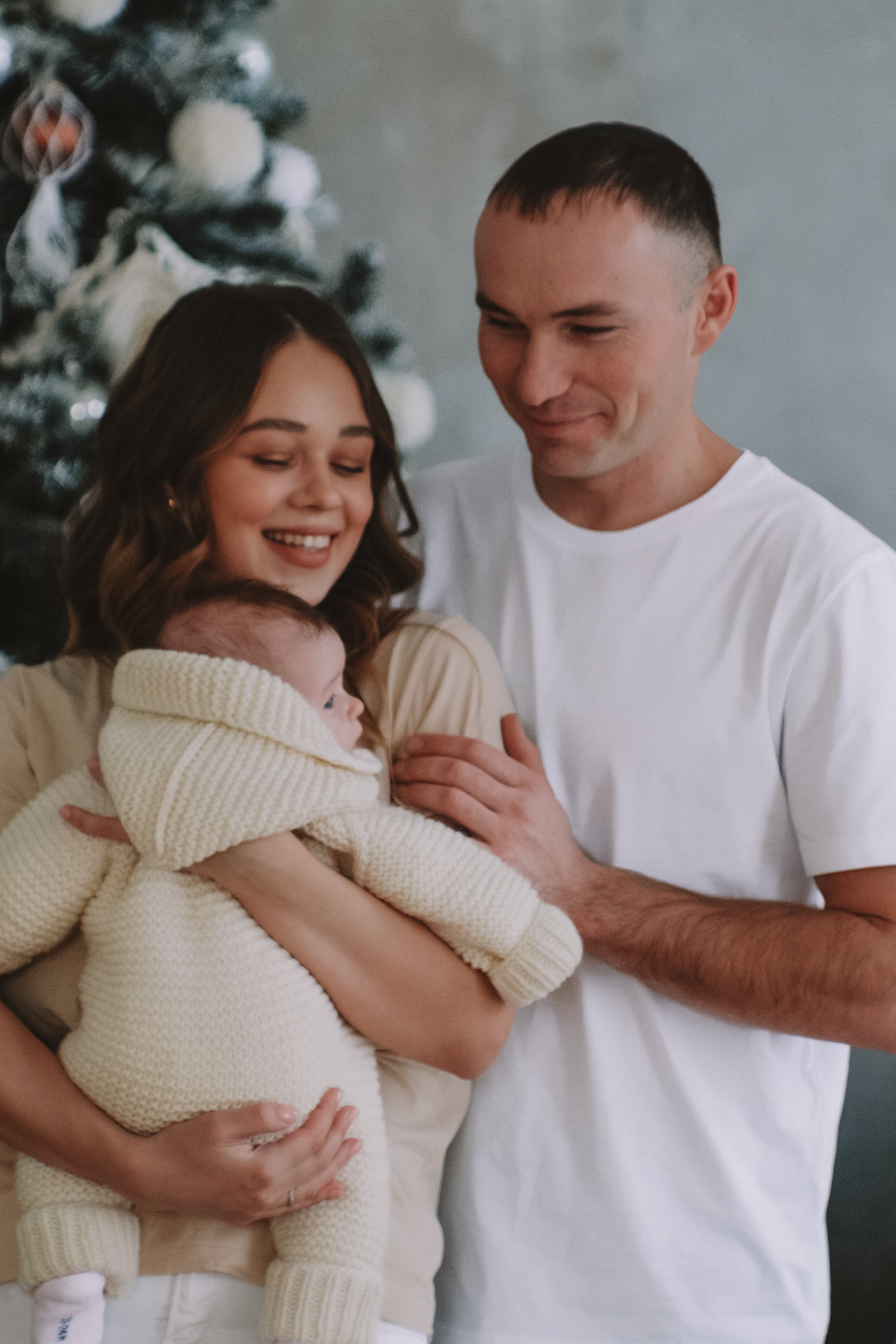 Семейная фотосессия с ребенком в поле Новосибирской области. Семейный фотодуэт Ирина и Николай Власьевы. Фотосессии в Новосибирске